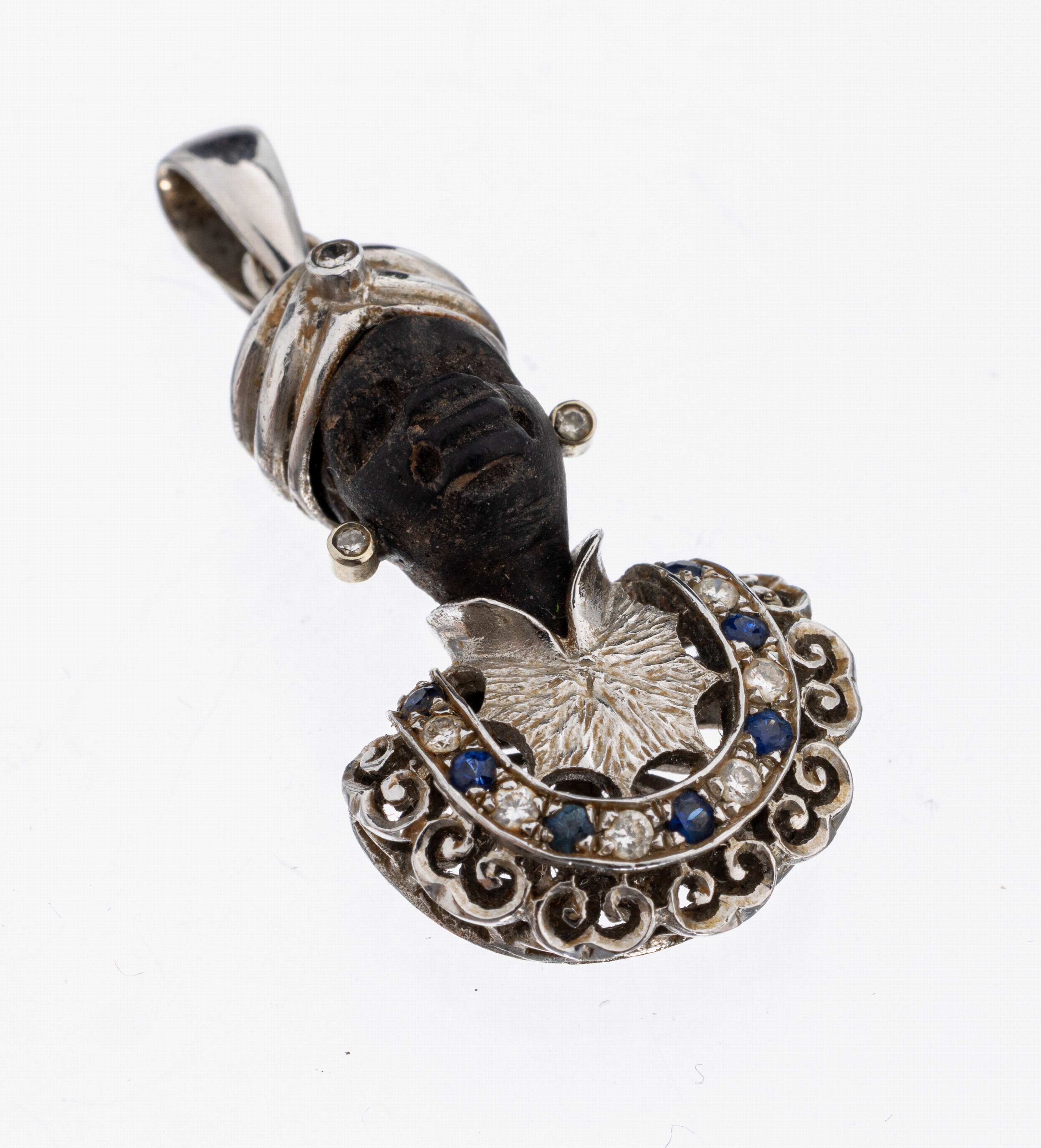 Image 27134548 - 18 kt gold ebony-diamond-sapphire-pendant , WG 750/000, presentation of an oriental, ...