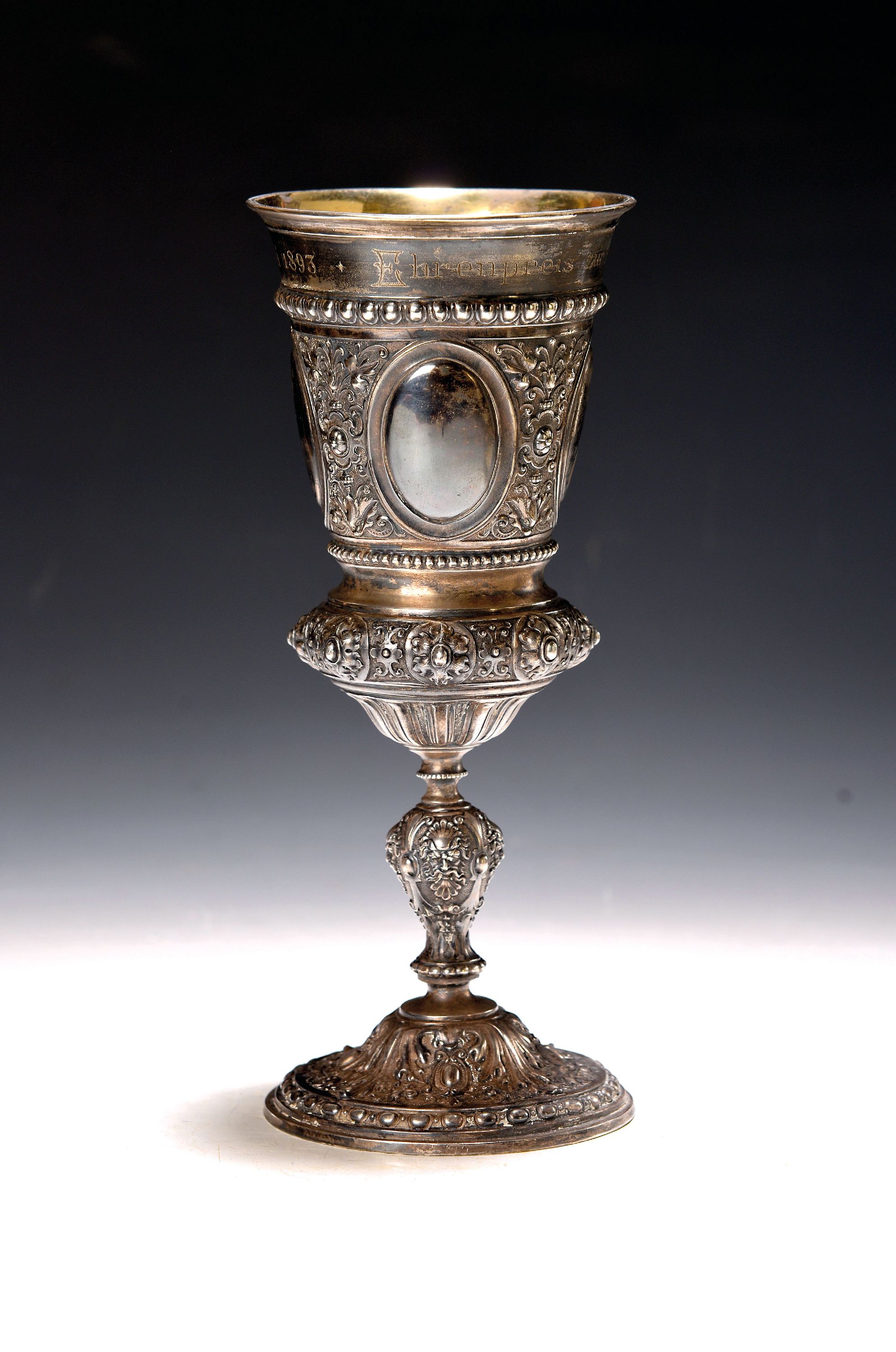 Image 27134555 - Pokal, deutsch, datiert 1893, Metall versilbert, reich reliefiert im Historismus mit ...