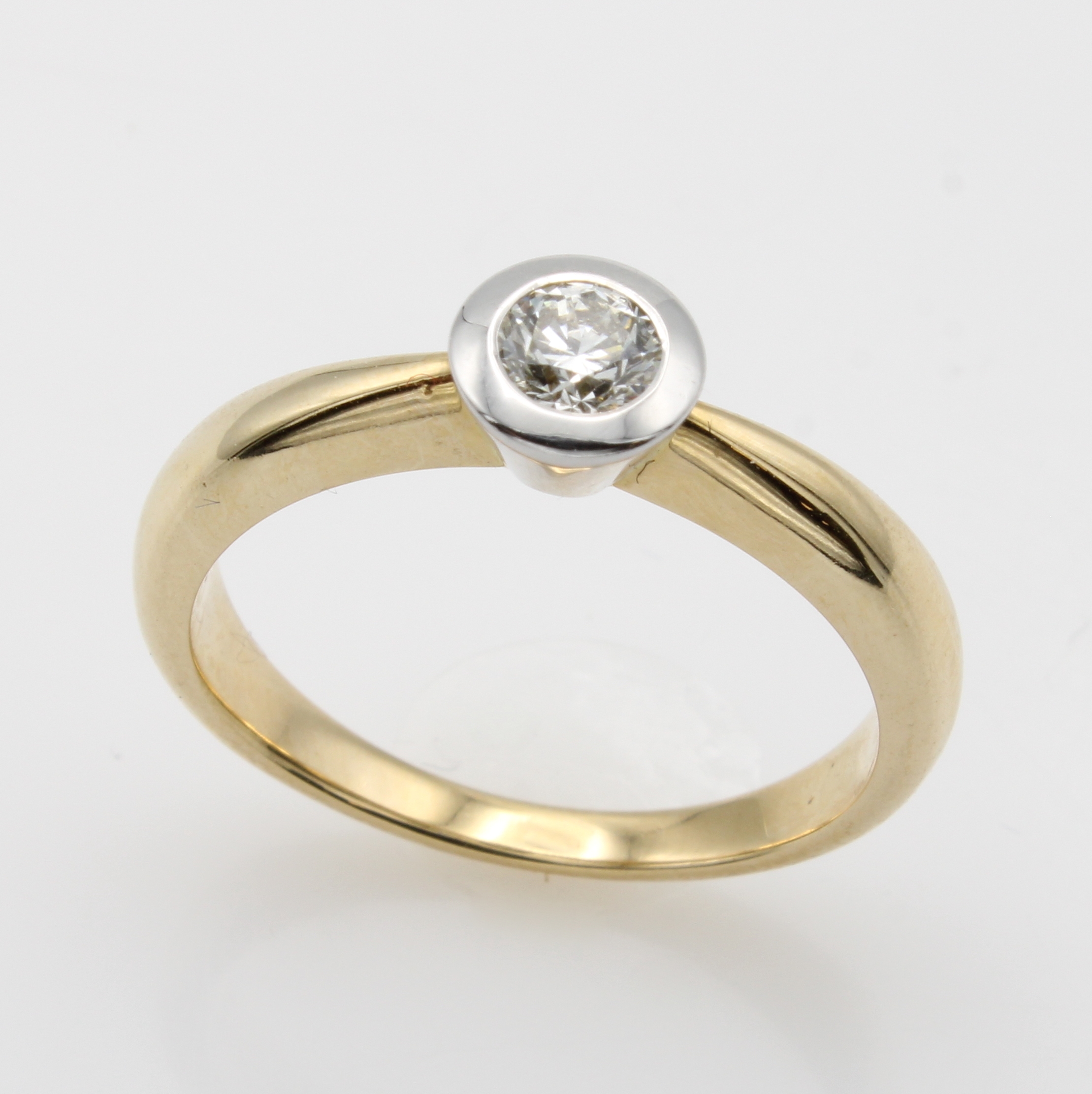 Image 27134575 - Ring mit Brillantsolitär, GG/WG 585/000, Brill. in breiter, glatter Fassung ca. 0.30 ct ...