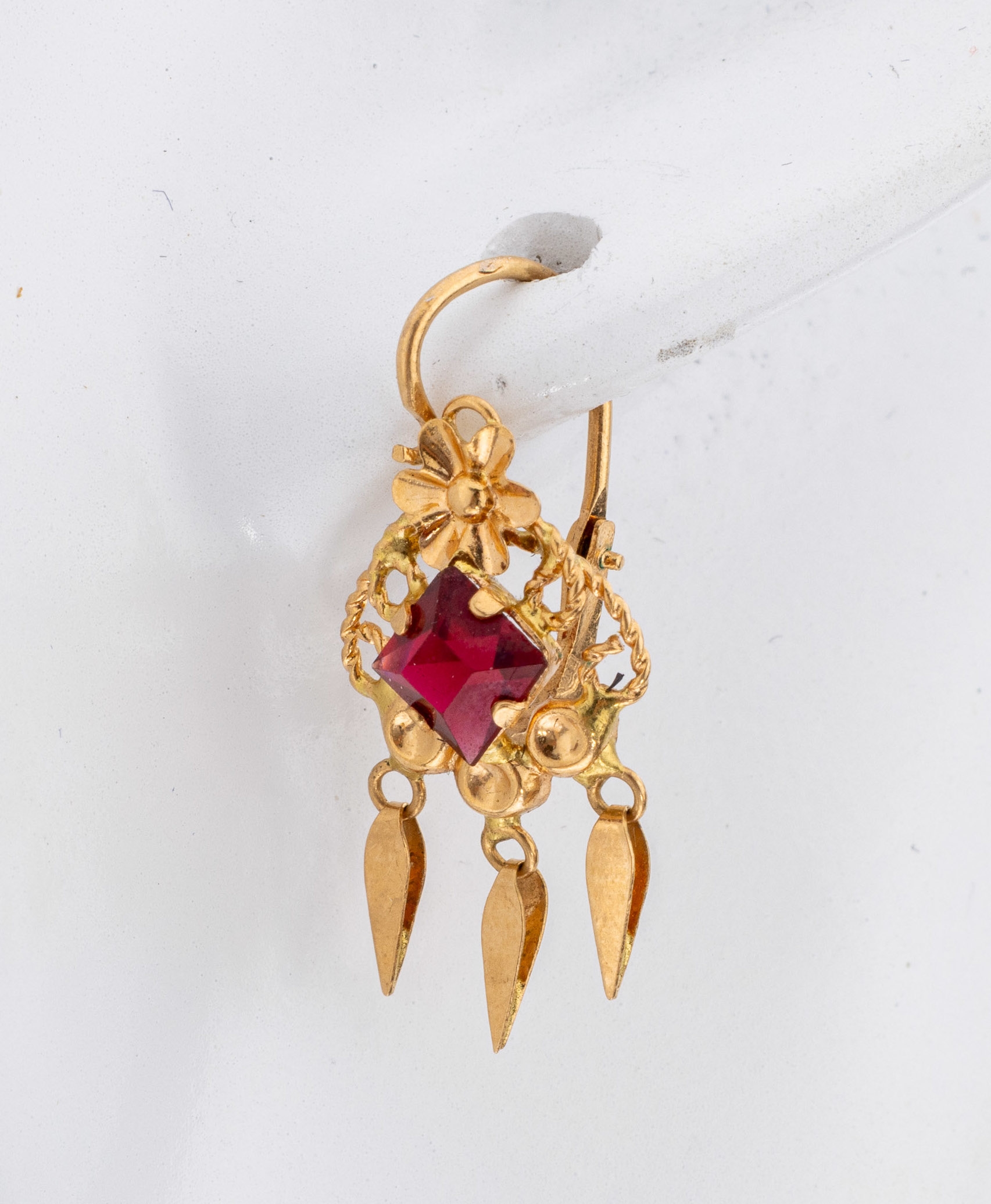 Detail a: Paar 18 kt Gold Ohrhänger, GG 750/000 gepr., Filigranarbeit mit Blüten und bewegl. Abhängungen, 2 rote Glassteine, ca. 2.4 g