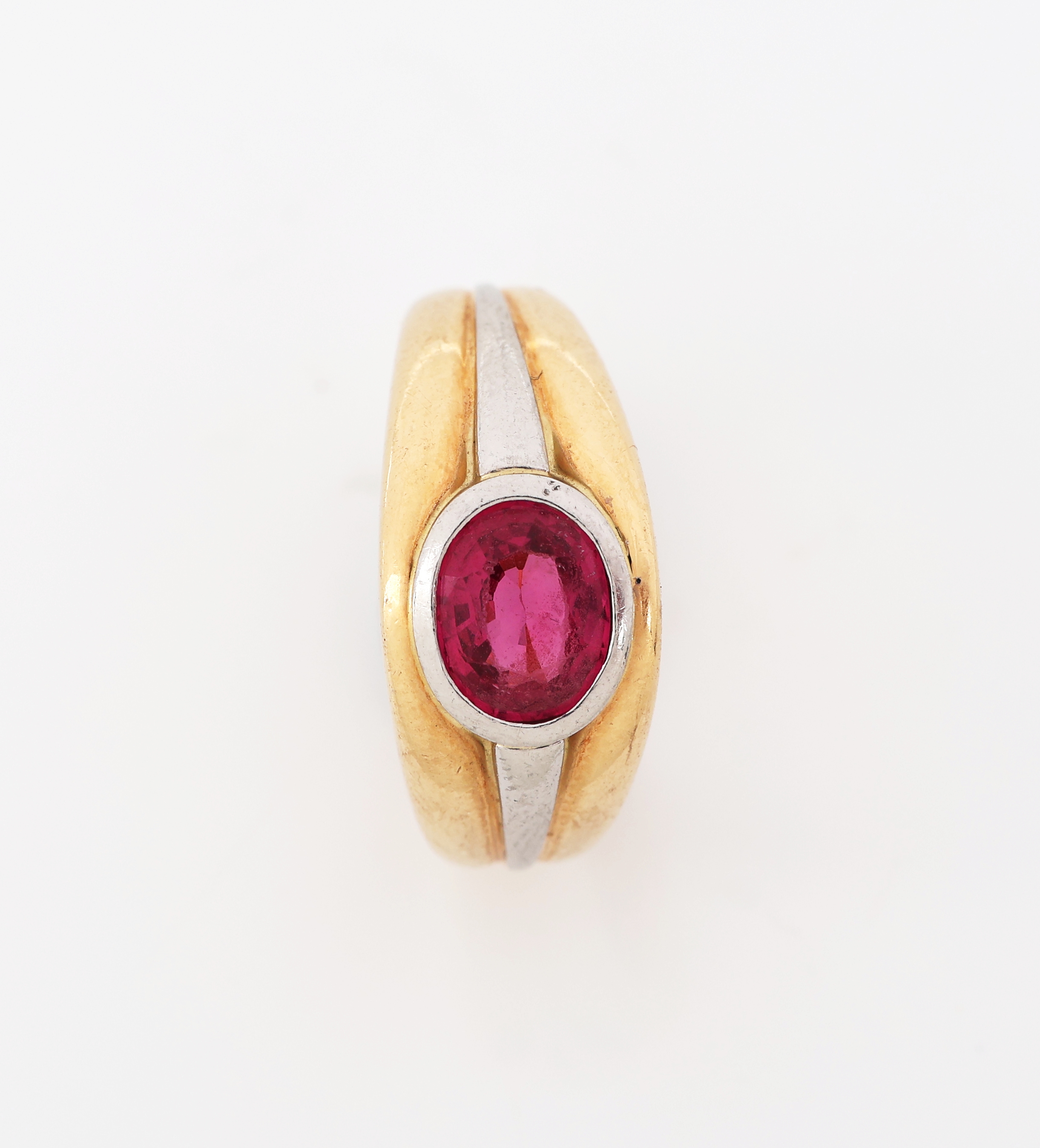 Detail a: 18 kt Gold und Platin Spinell-Ring, GG 750/000 und Pt 950/000, schlichtes Design, in Platin gefasster ovalfacett. pinkfarb. Spinell ca. 1.0 ct, RW ...