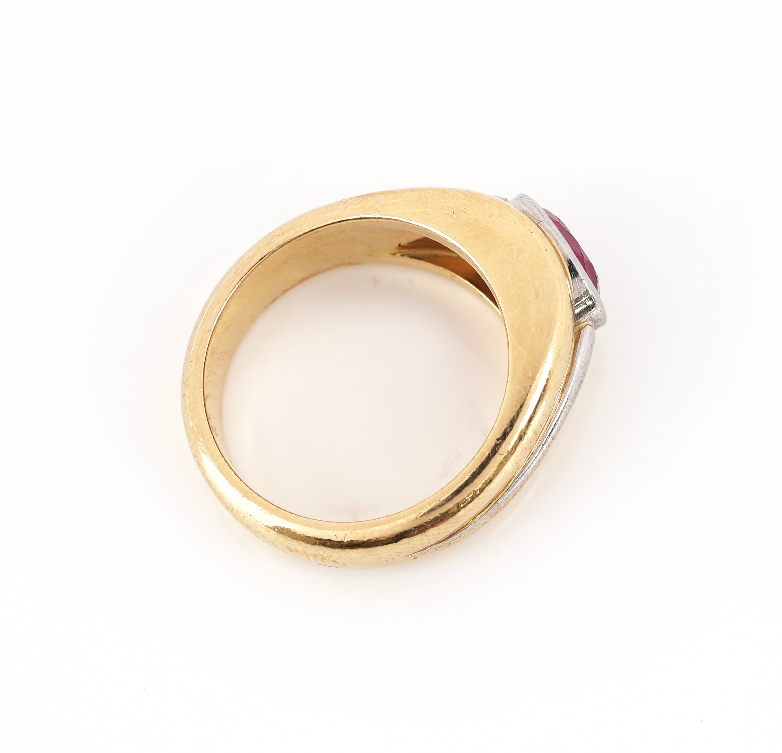 Detail b: 18 kt Gold und Platin Spinell-Ring, GG 750/000 und Pt 950/000, schlichtes Design, in Platin gefasster ovalfacett. pinkfarb. Spinell ca. 1.0 ct, RW ...