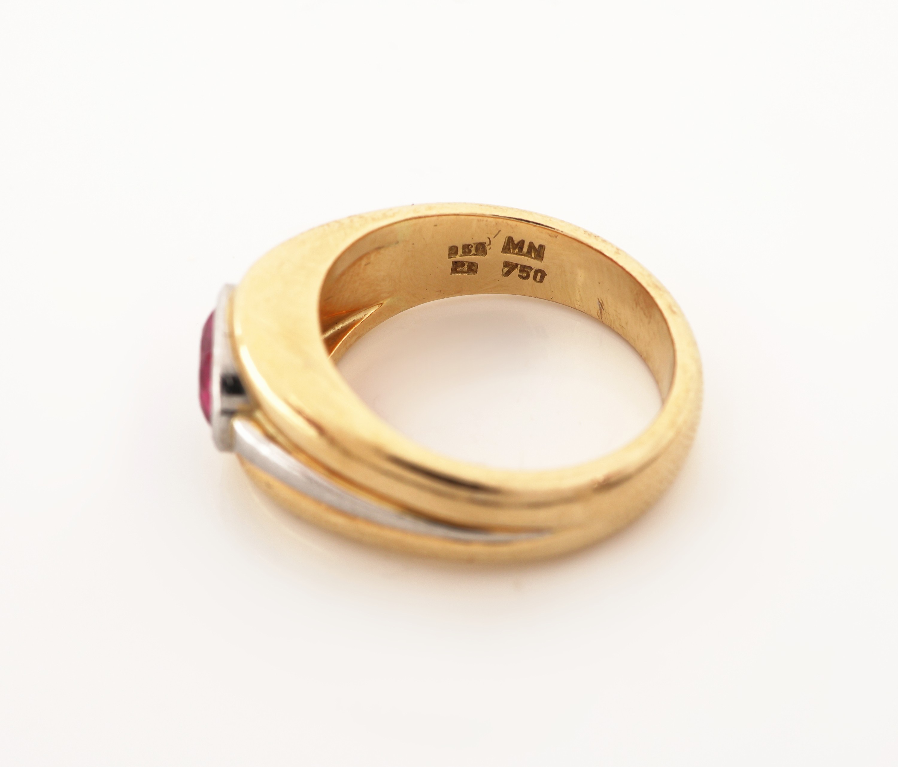 Detail c: 18 kt Gold und Platin Spinell-Ring, GG 750/000 und Pt 950/000, schlichtes Design, in Platin gefasster ovalfacett. pinkfarb. Spinell ca. 1.0 ct, RW ...