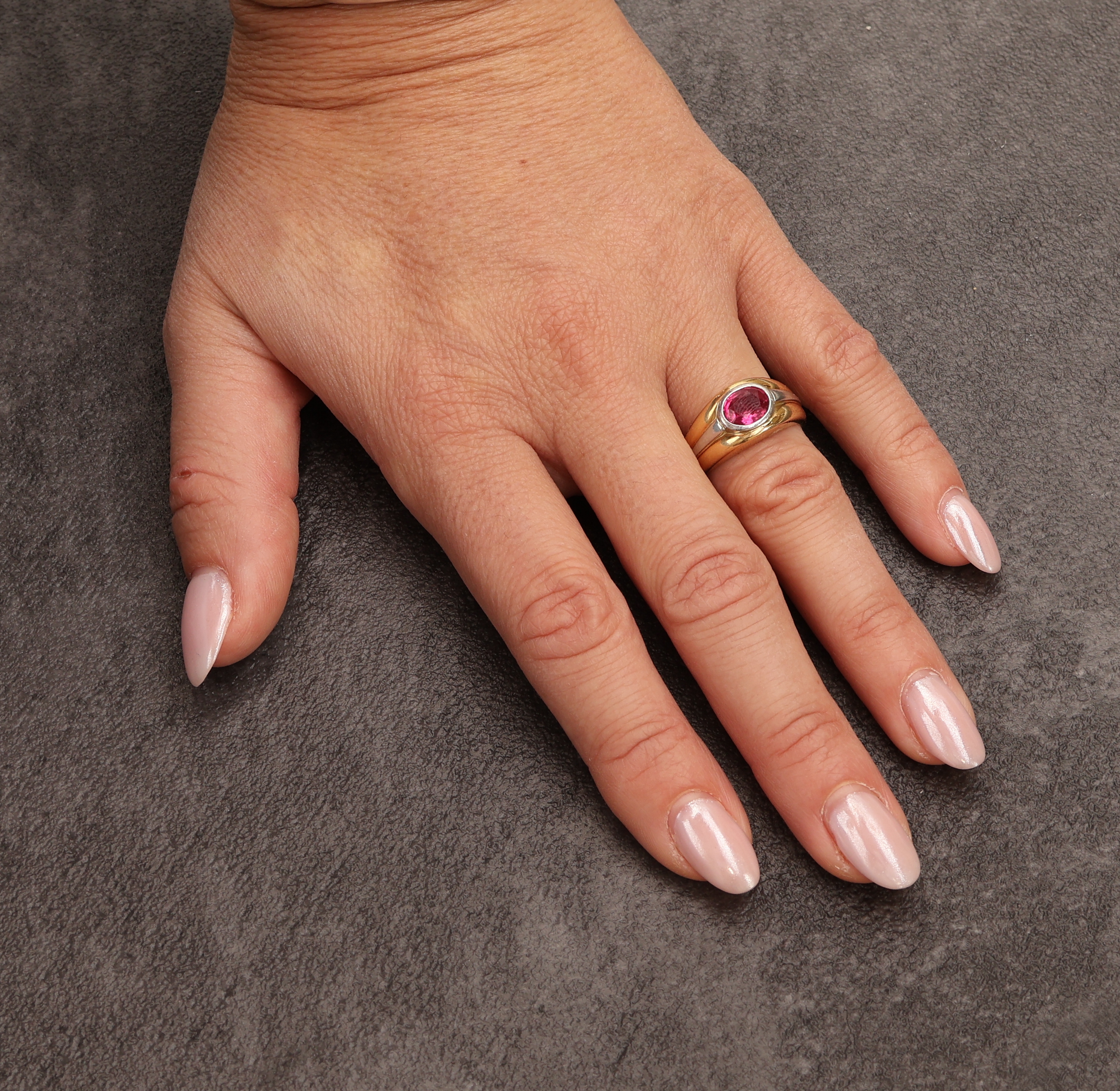 Detail d: 18 kt Gold und Platin Spinell-Ring, GG 750/000 und Pt 950/000, schlichtes Design, in Platin gefasster ovalfacett. pinkfarb. Spinell ca. 1.0 ct, RW ...