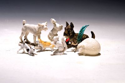 Image 8 pieces type case collection, 20th century, 7porcelain figures and a glass rooster, ...