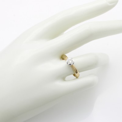 27134575a - Ring mit Brillantsolitär, GG/WG 585/000, Brill. in breiter, glatter Fassung ca. 0.30 ct ...