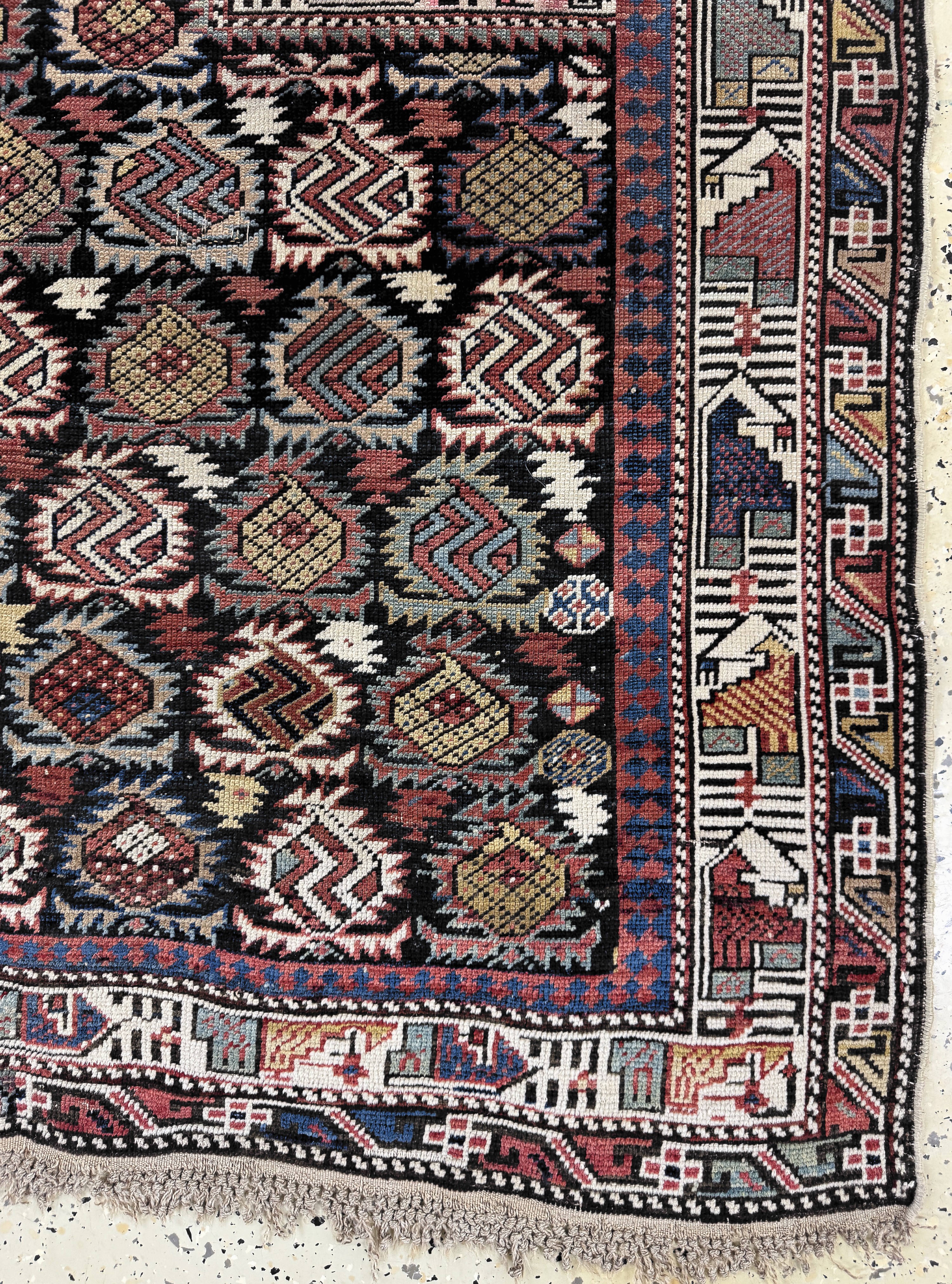 Detail b: "Marasali"Gebetsteppich antik, Kaukasus, 19.Jhd, Wolle auf Wolle, ca. 130 x 125 cm, EHZ: 2-3