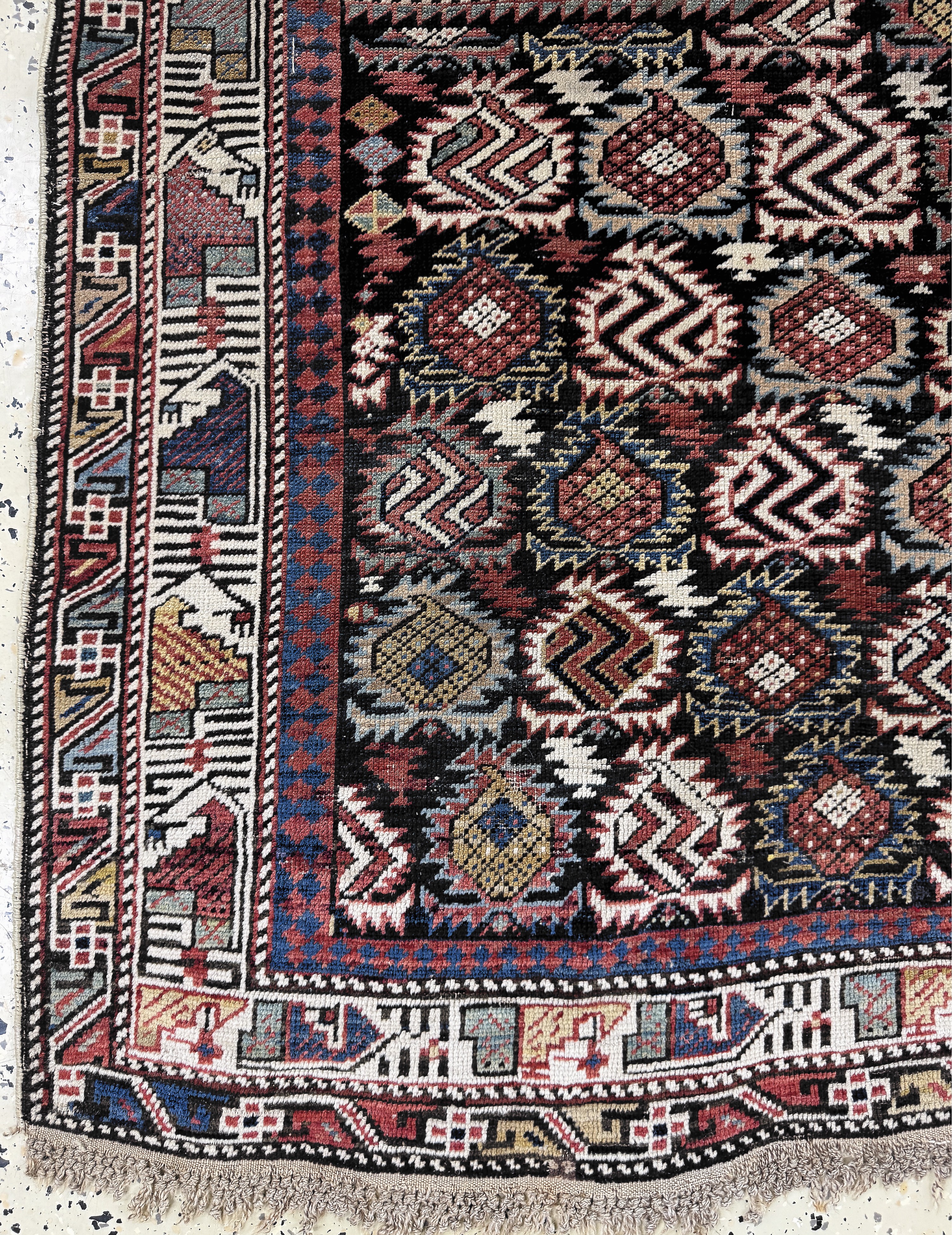 Detail c: "Marasali"Gebetsteppich antik, Kaukasus, 19.Jhd, Wolle auf Wolle, ca. 130 x 125 cm, EHZ: 2-3