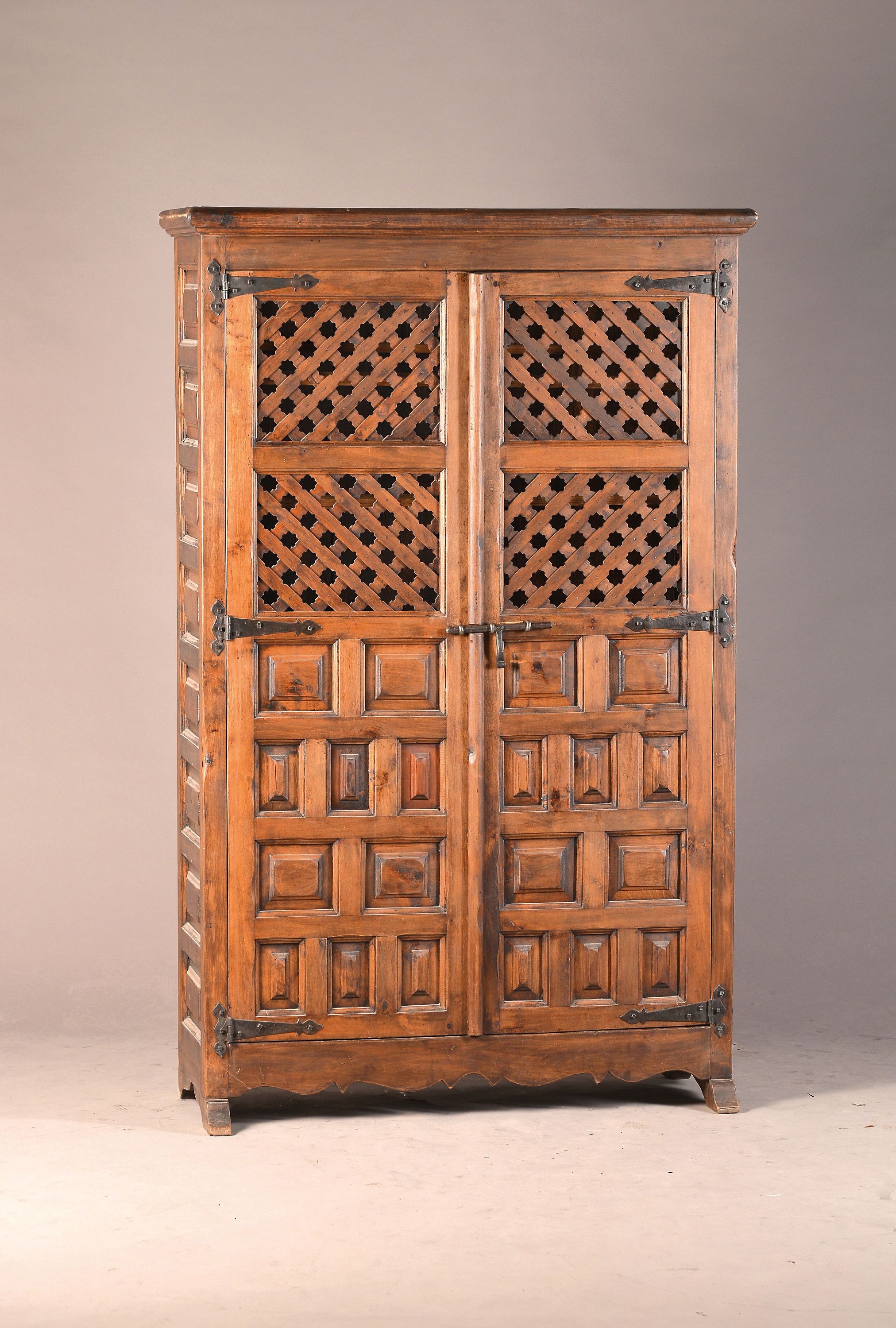 Image 27134988 - Schrank, 1.H. 20.Jh., Teakholz massiv, zweitürig mit Gitterwand, aufwendige Kassetten, ...