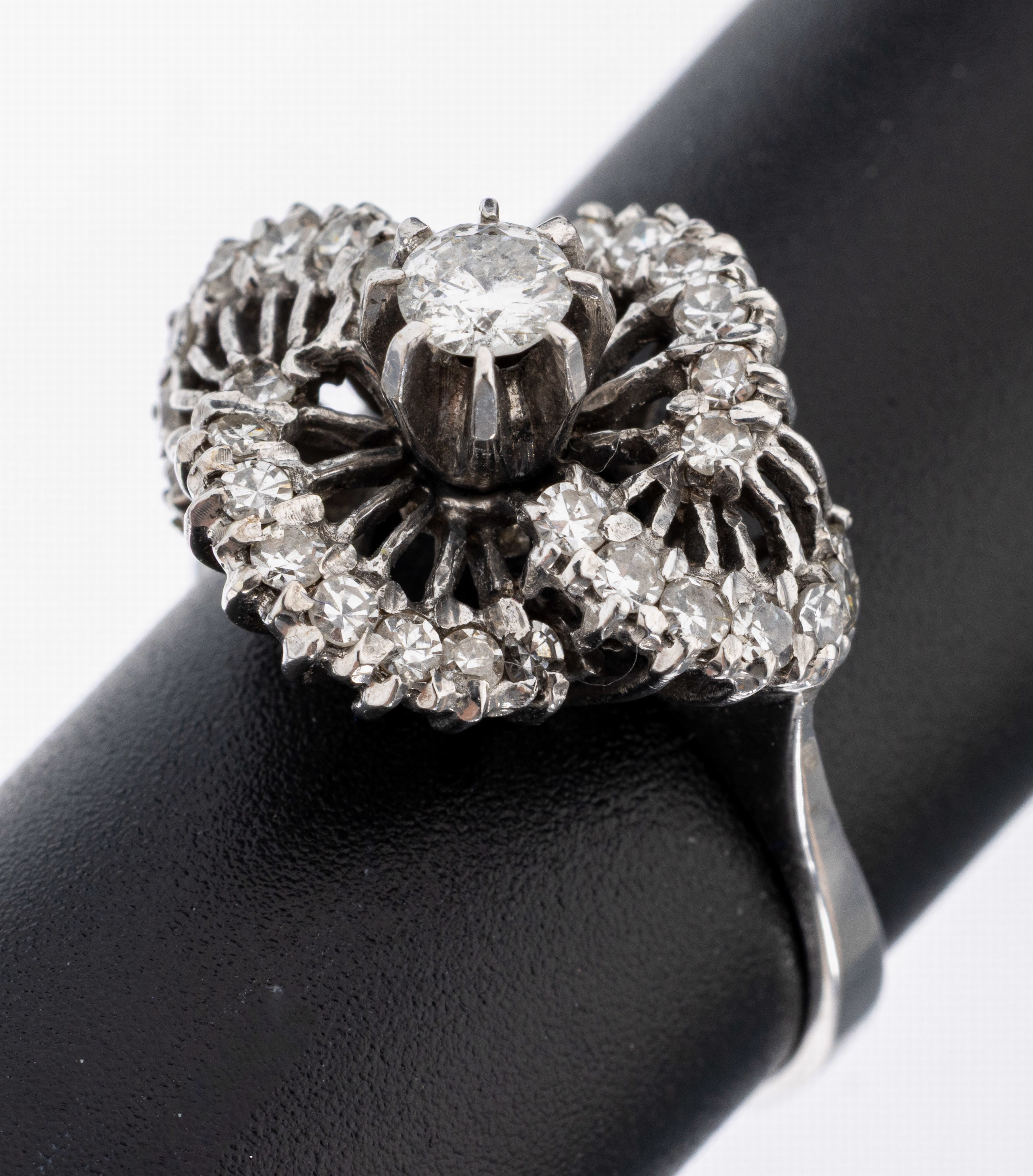 Image 27134990 - 14 kt Gold Diamant-Ring, WG 585/000, ausgefallenes Design, mittig Brillant ca. 0.20ct ...