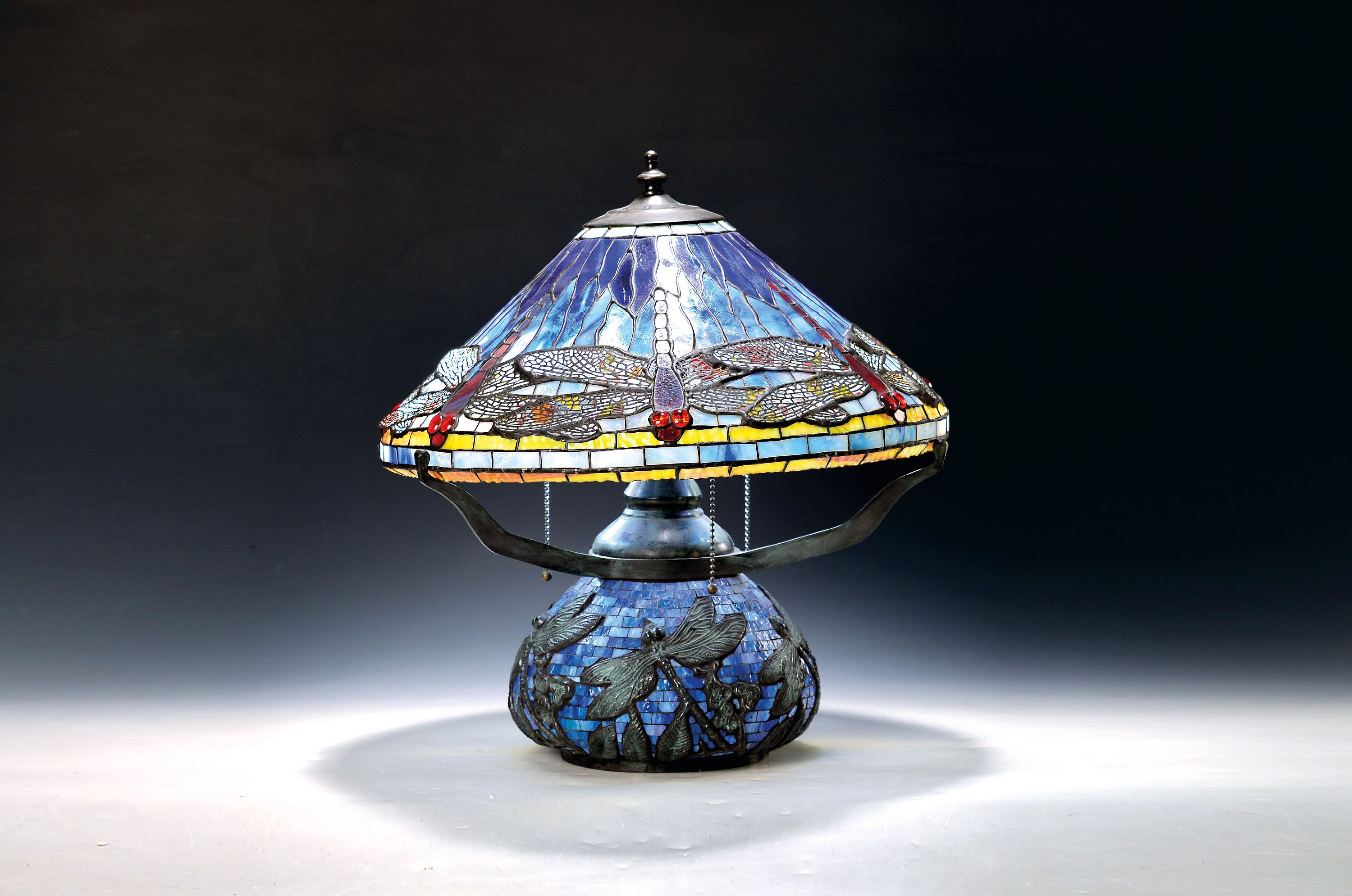 Image 27134991 - Tiffanystil-Tischlampe, 2. Hälfte, 20. Jh., Libellendekor, Glasmosaik, drei ...