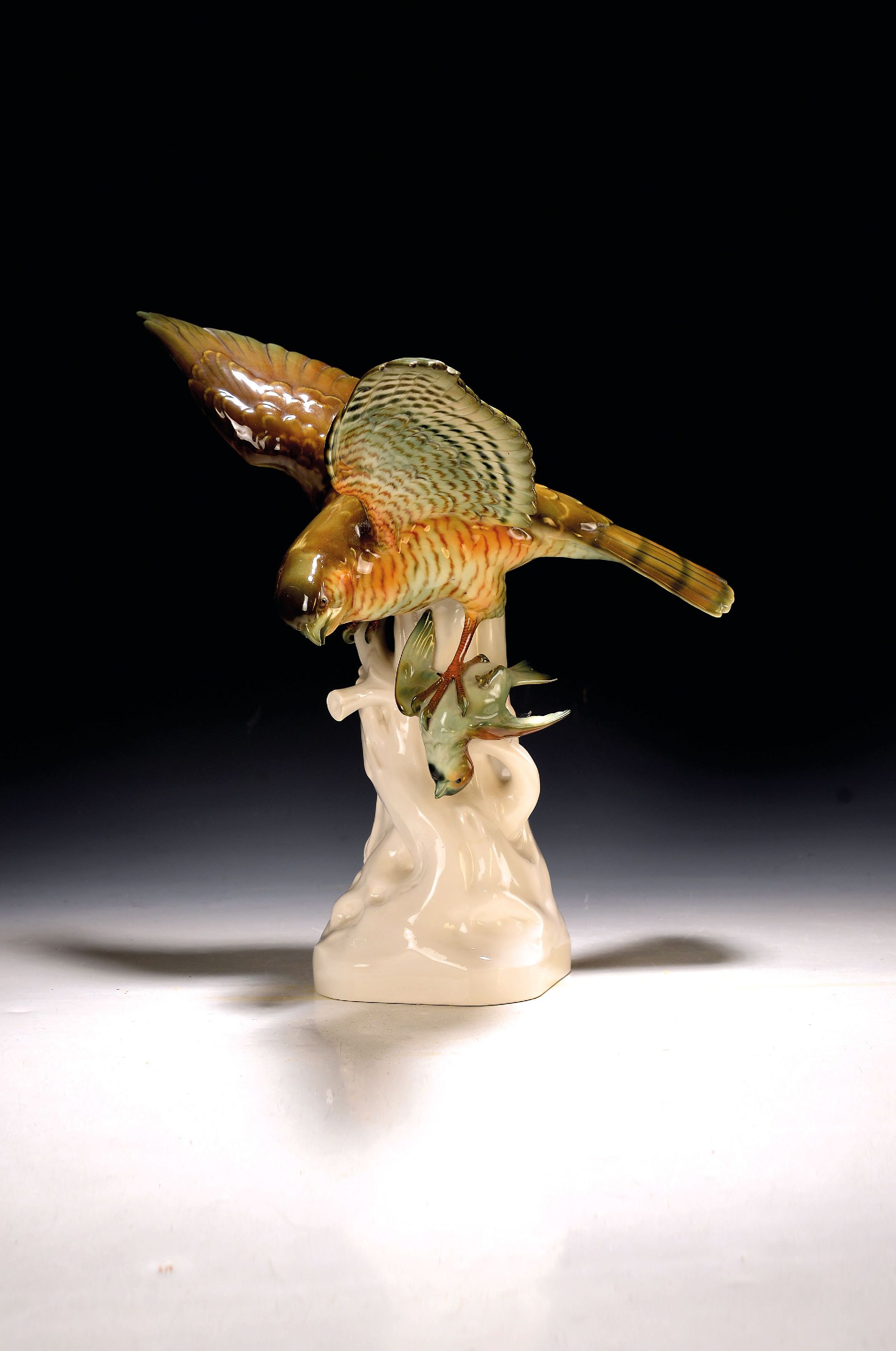 Image 27135006 - Große Porzellanfigur, Schwarzburger Werkstätten, Entwurf Edmund Sode, Sperber mit ...