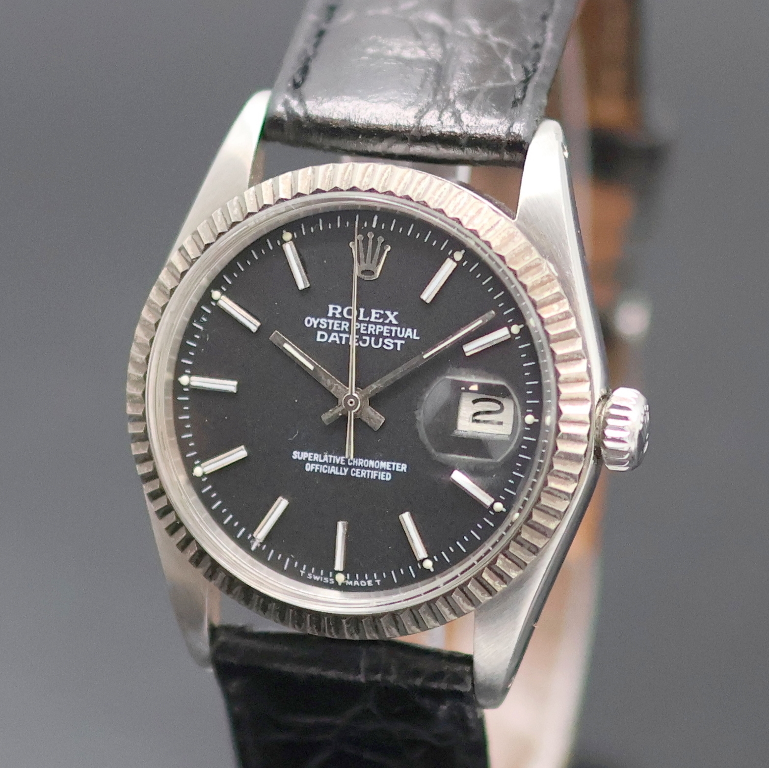 Detail a: ROLEX Oyster Perpetual Datejust Armbanduhr Referenz 1601, Schweiz um 1977, Automatik, Chronometer der Superlative in Edelstahl, Boden u. Krone ...