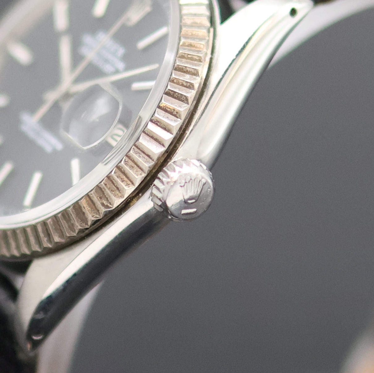 Detail c: ROLEX Oyster Perpetual Datejust Armbanduhr Referenz 1601, Schweiz um 1977, Automatik, Chronometer der Superlative in Edelstahl, Boden u. Krone ...
