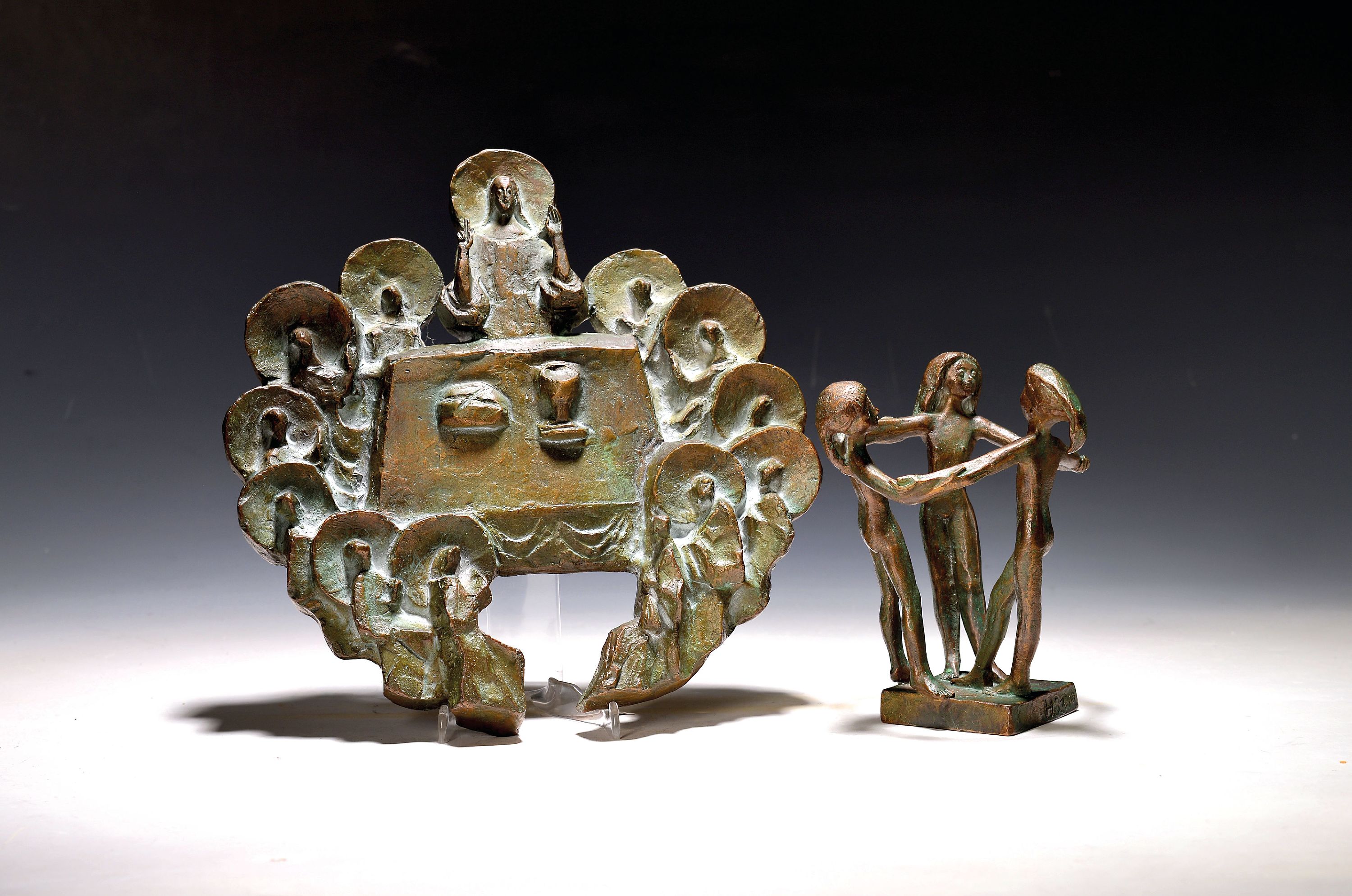 Image 27135014 - Hermann Schilcher, 1909- 2003, Bronzefigur und Bronzerelief: ´Reigen´, drei tanzende ...