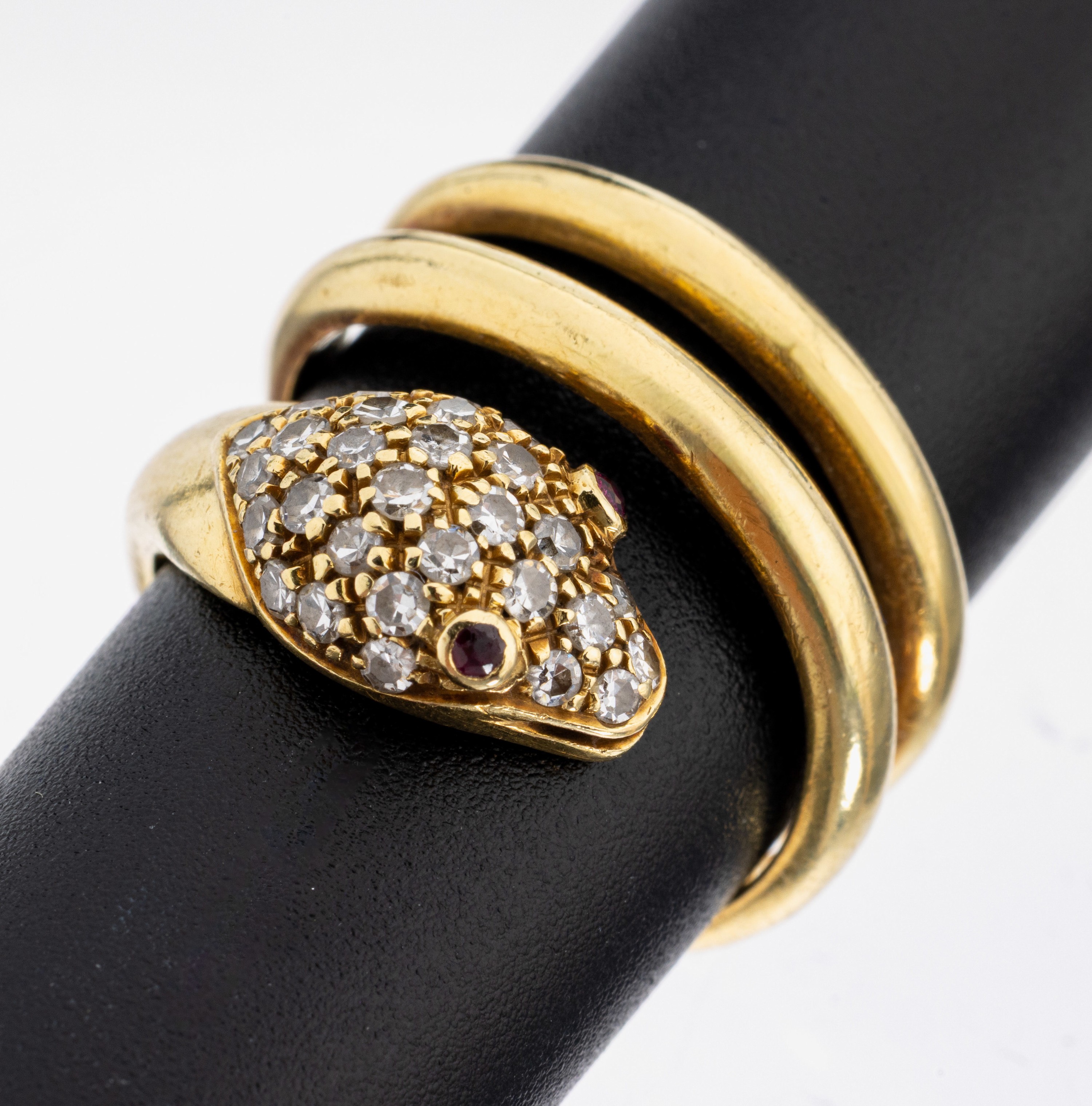 Image 27135021 - 18 kt Gold Diamant-Rubin-Schlangenring, GG 750/000, Kopf mit 28 8/8-Diamanten zus. ca. ...