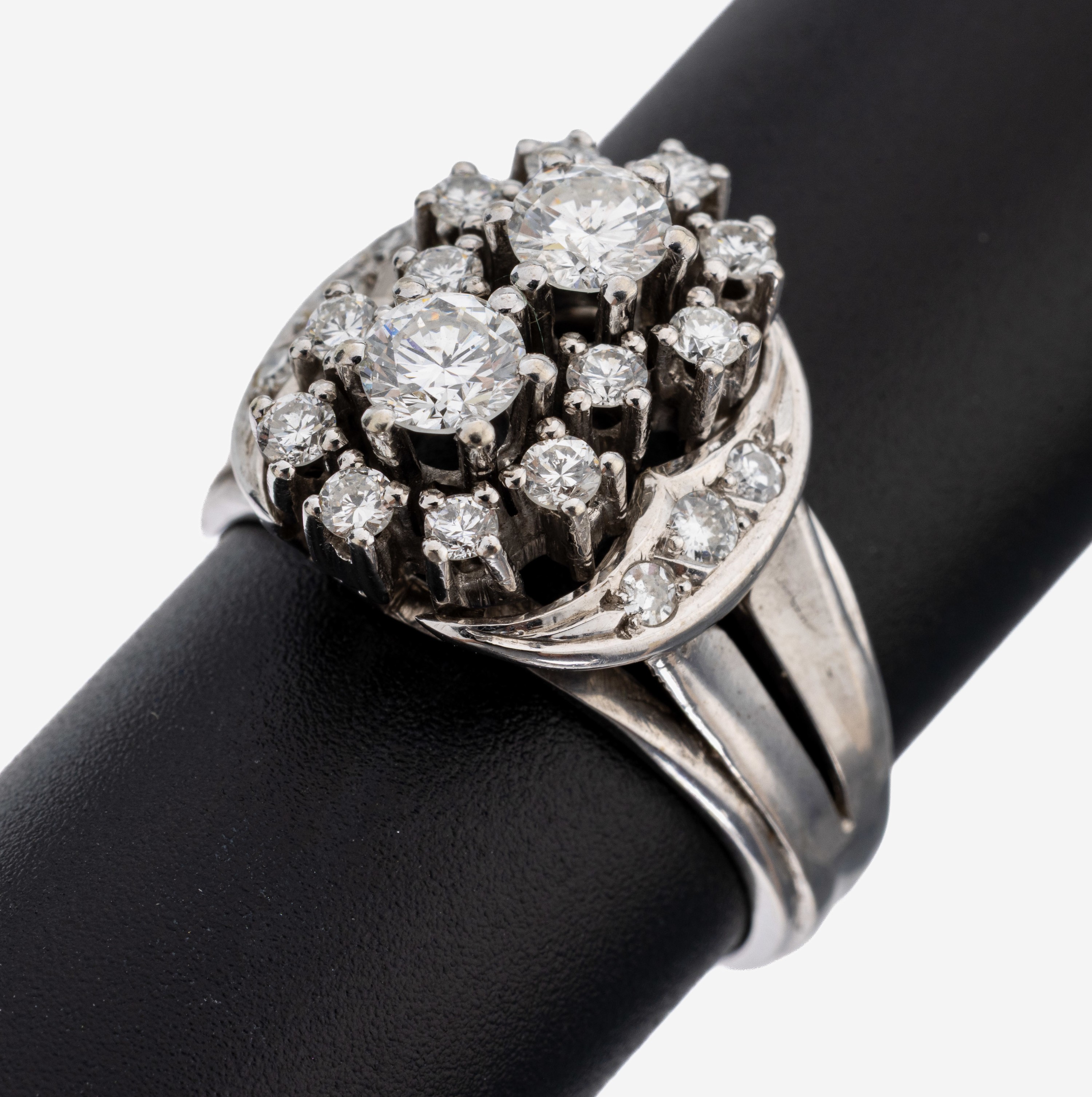 Image 27135026 - 14 kt Gold Diamant-Ring, WG 585/000, geometrisches Design, mittig 2 Brillanten zus.ca. ...