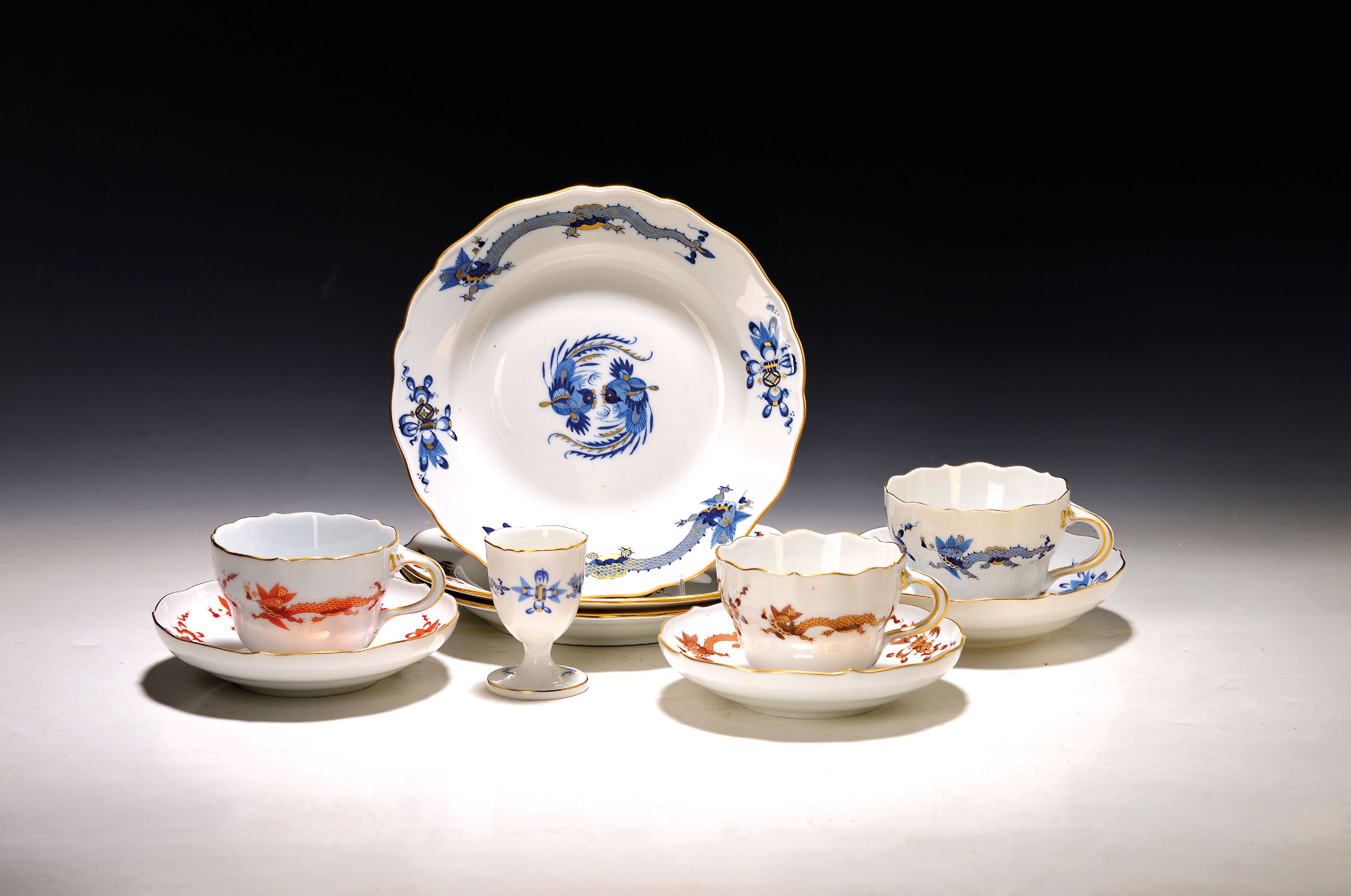 Image 27135035 - 3 Gedecke und ein Eierbecher, Meissen, Drachendekor, 2. Wahl, 1x brauner Drache, 1xroter ...