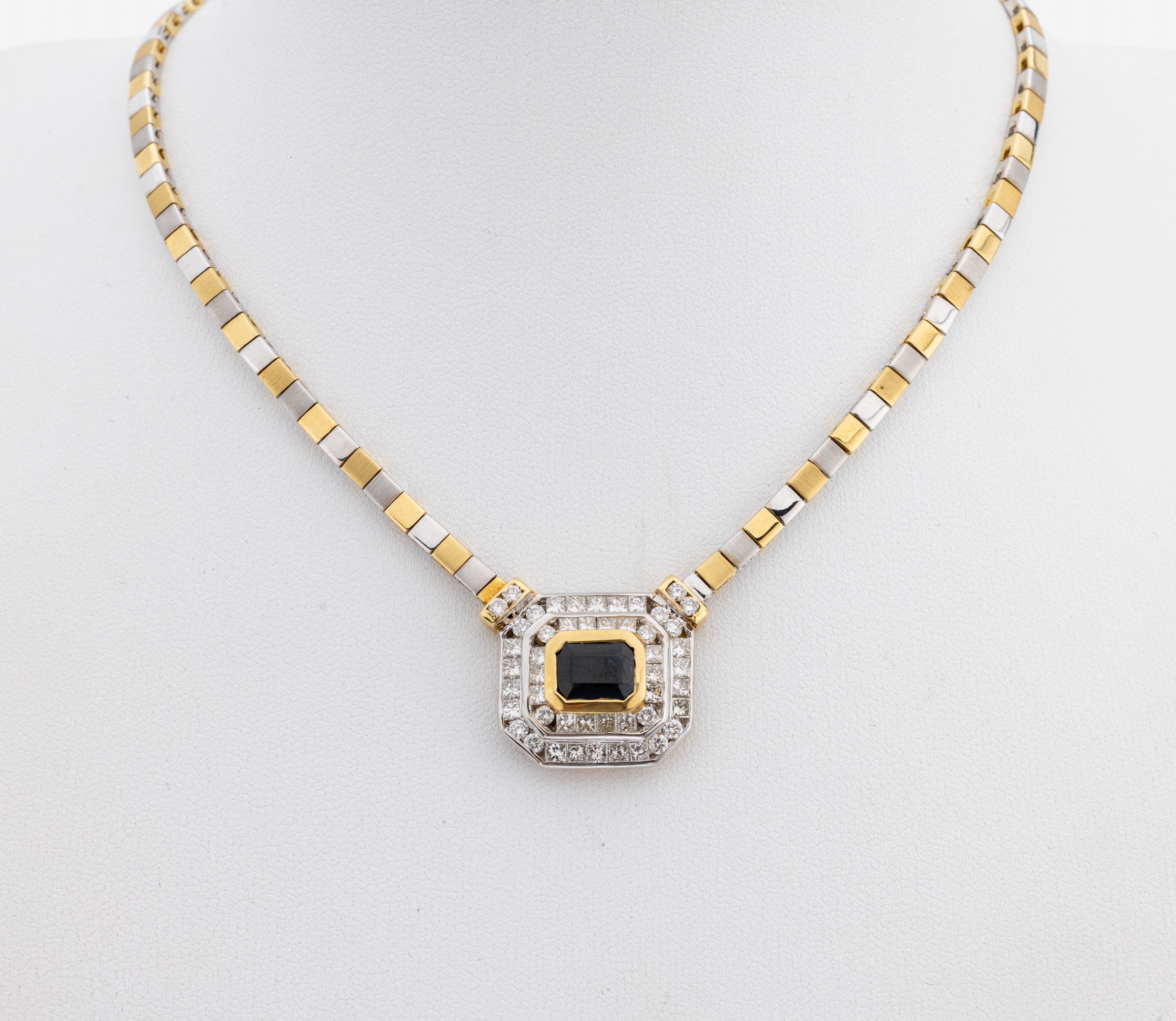 Image 27135068 - 18 kt Gold Saphir-Diamant-Collier, GG/WG 750/000, oktogonales Mittelteil, mittig in GG ...