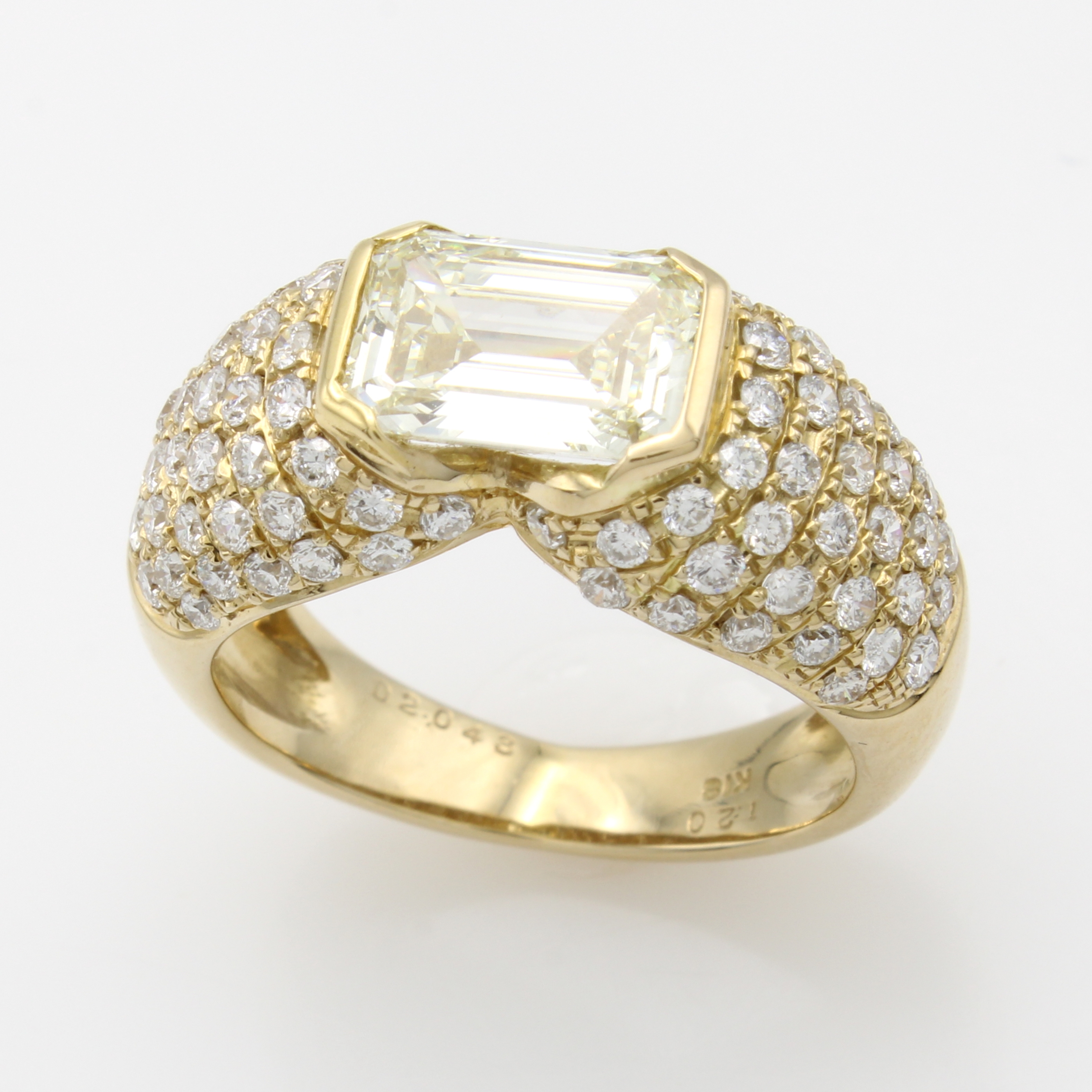Image 27135099 - Ring mit Diamant und Brillanten, GG 750/000,Diam. im Smaragdschliff ca. 2.04 ct ...