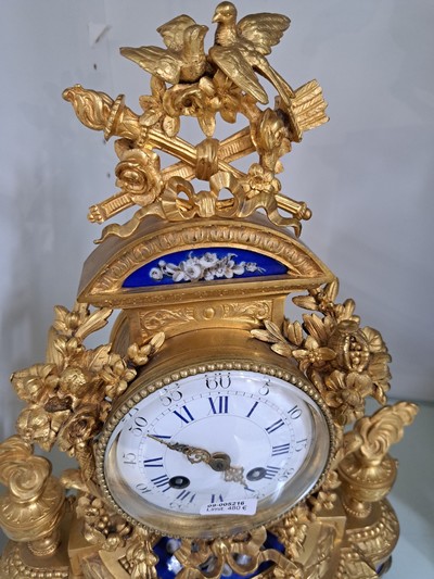 27135012d - Pendule, Frankreich um 1860/1870, vergoldetes und verziertes Bronzegehäuse mit ...