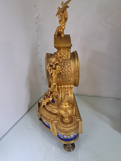 27135012e - Pendule, Frankreich um 1860/1870, vergoldetes und verziertes Bronzegehäuse mit ...