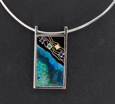 27135040a - 18 kt Gold Opal-Saphir-Smaragd-Anhänger, WG750/000, ausgefallenes Design, Opaleinlage, ...
