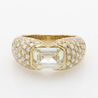 27135099a - Ring mit Diamant und Brillanten, GG 750/000,Diam. im Smaragdschliff ca. 2.04 ct ...