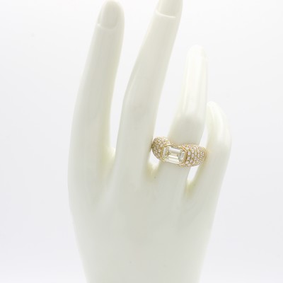 27135099b - Ring mit Diamant und Brillanten, GG 750/000,Diam. im Smaragdschliff ca. 2.04 ct ...