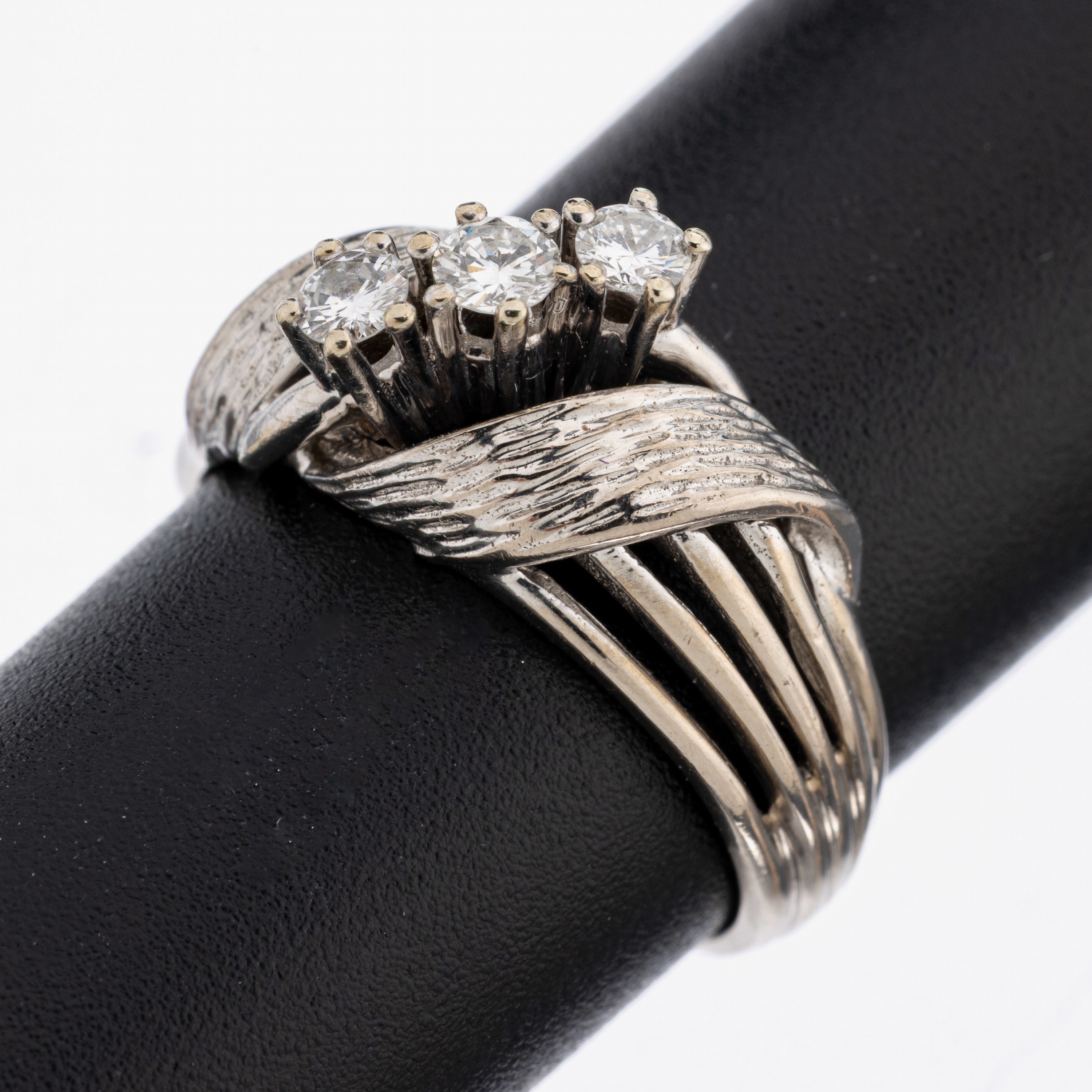 Image 27135129 - 14 kt gold brilliant-ring , WG 585/000, ringshoulders fret work, struct. decoration ...