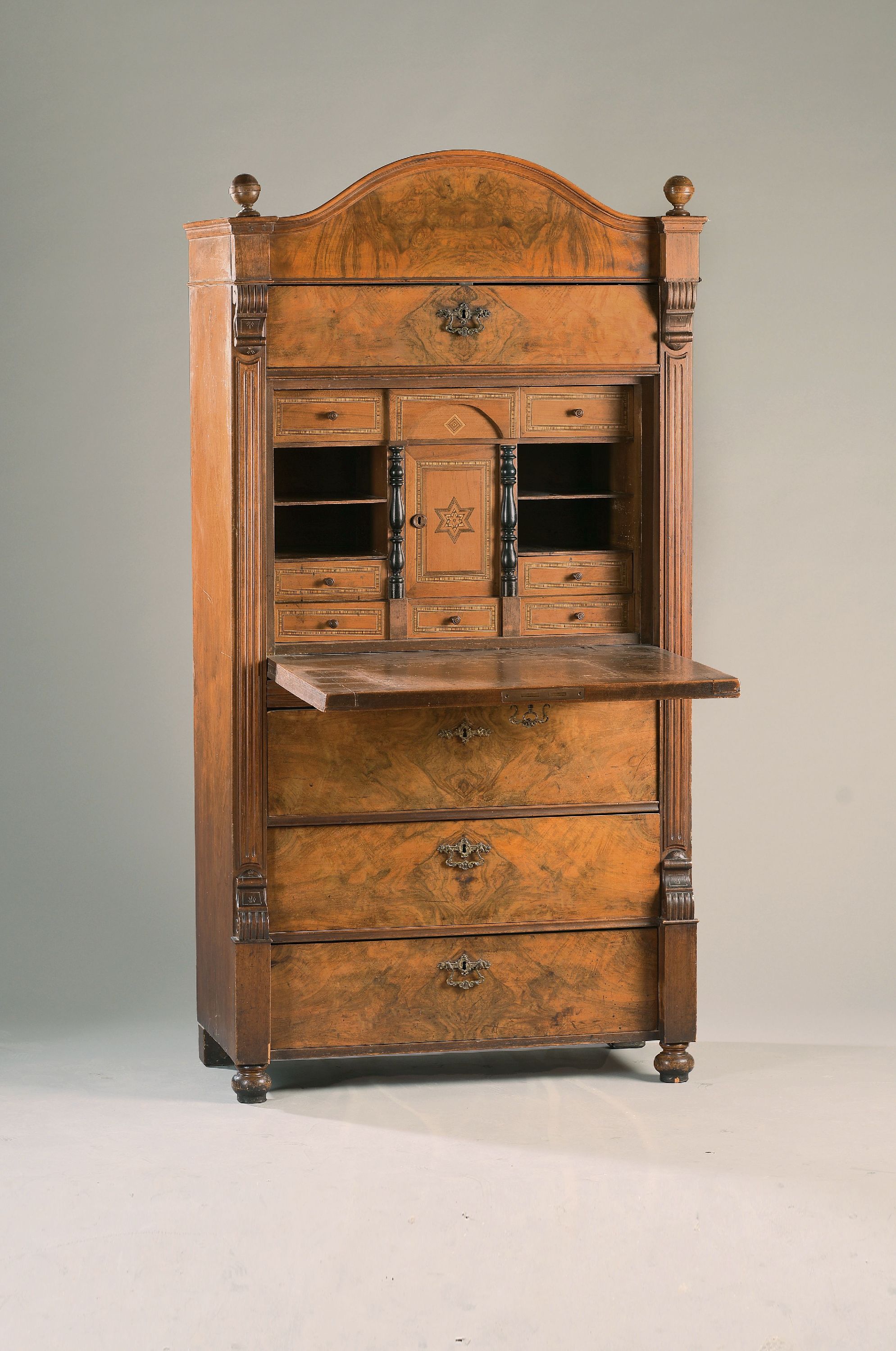 Image 27135140 - Gründerzeit Standsekretär, um 1880, Nußbaumfurnier, 3 Schubladen, hinter Klappe mit ...