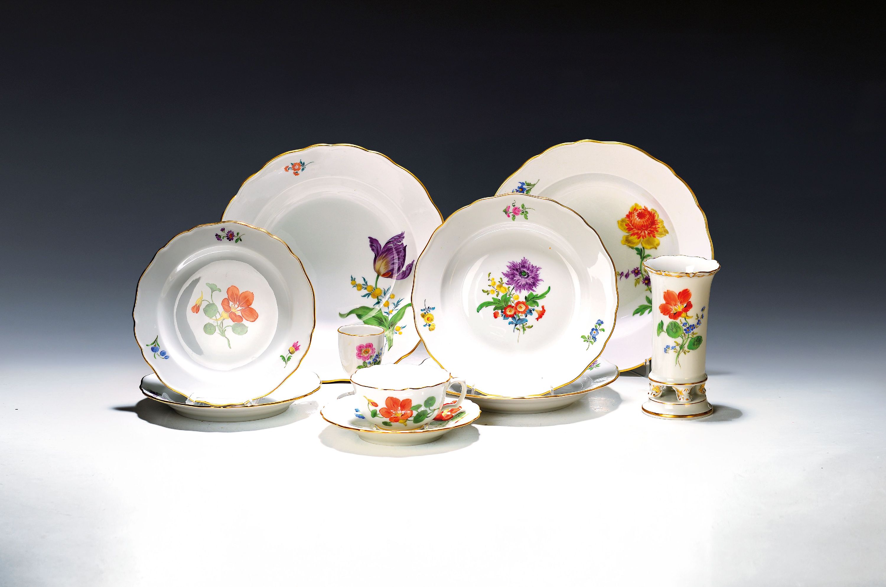 Image 27135141 - 11 Teile, Meissen, 20. Jh., Blumenmalerei, Blume 1/2 und 3, Goldrand, 2 Teetassen mit ...