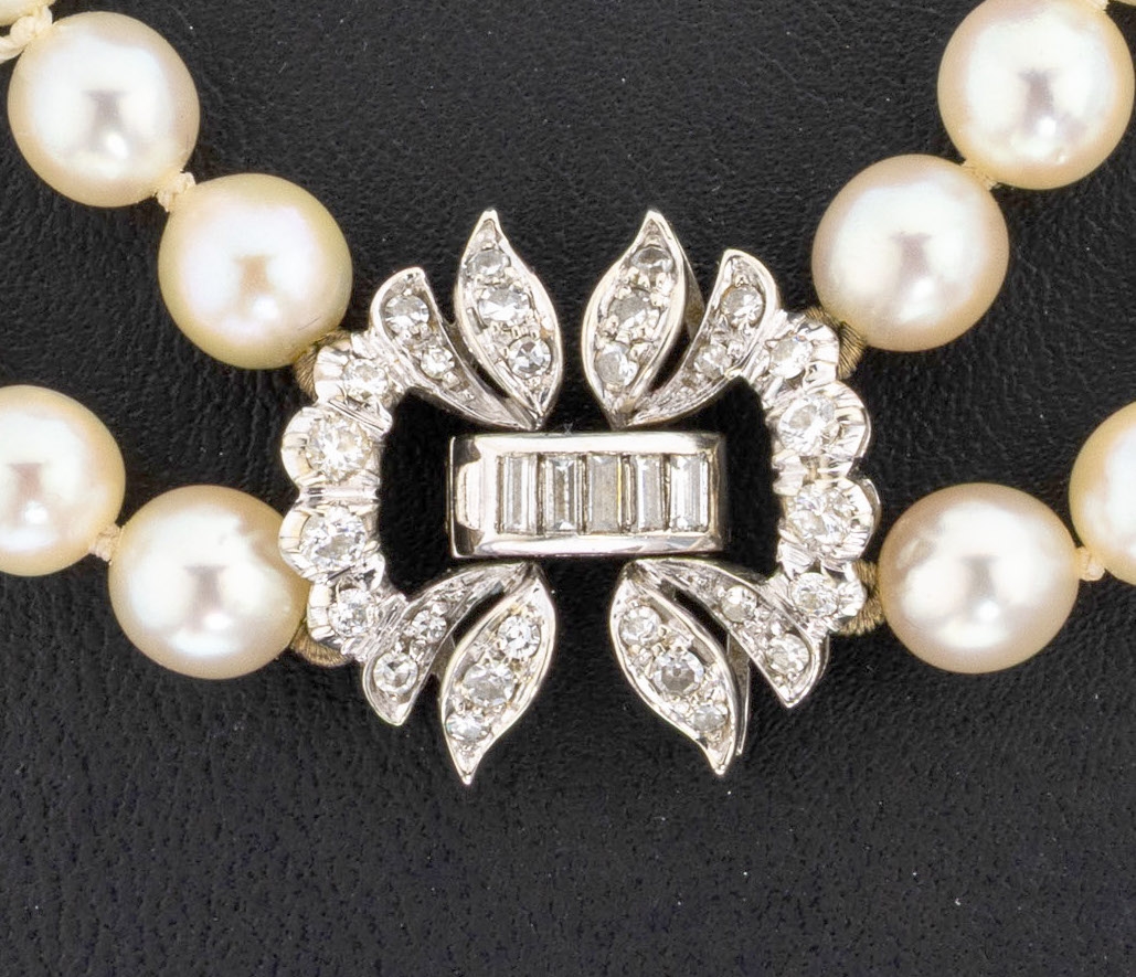 Detail a: Perl-Collier mit 18 kt Gold Diamant- Schmuckschließe, WG 750/000, 2-rhg. Akoyazuchtperlen, D. ca. 6.5-6.7 mm, Klappschließe mit 8 Brillanten 20 ...