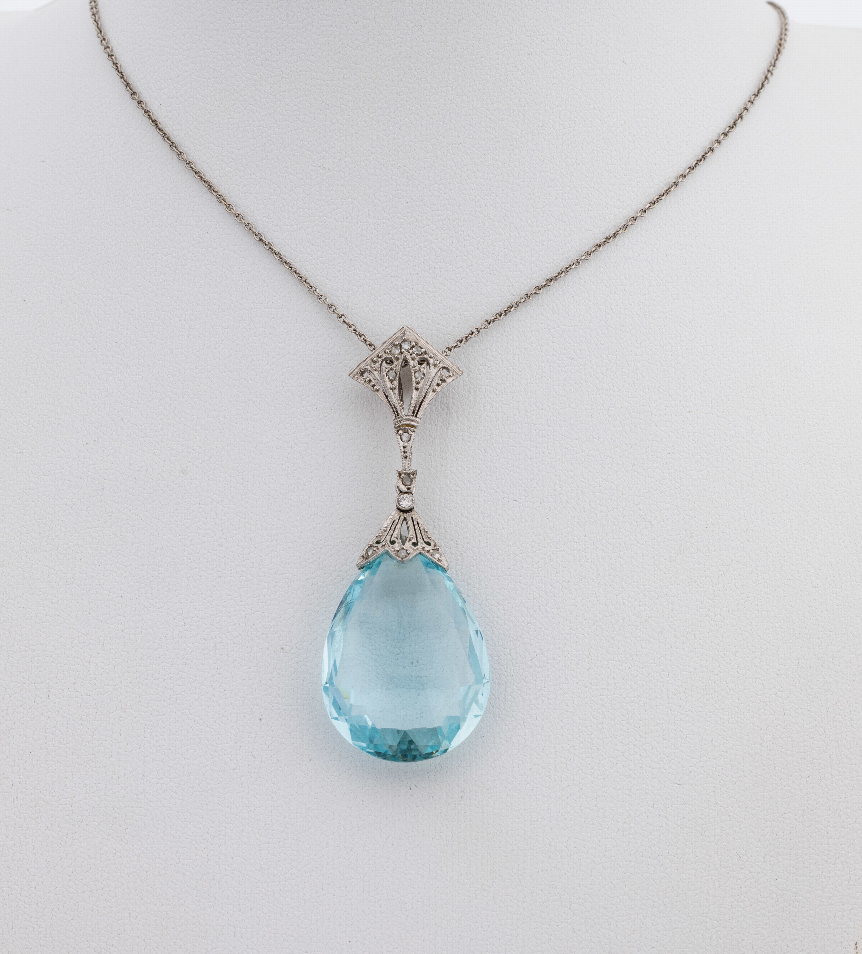 Image 27135155 - Platin Art Deco Aquamarin-Diamant-Anhänger, um1925-30, Pt gepr., bewegl. Abhängung ...