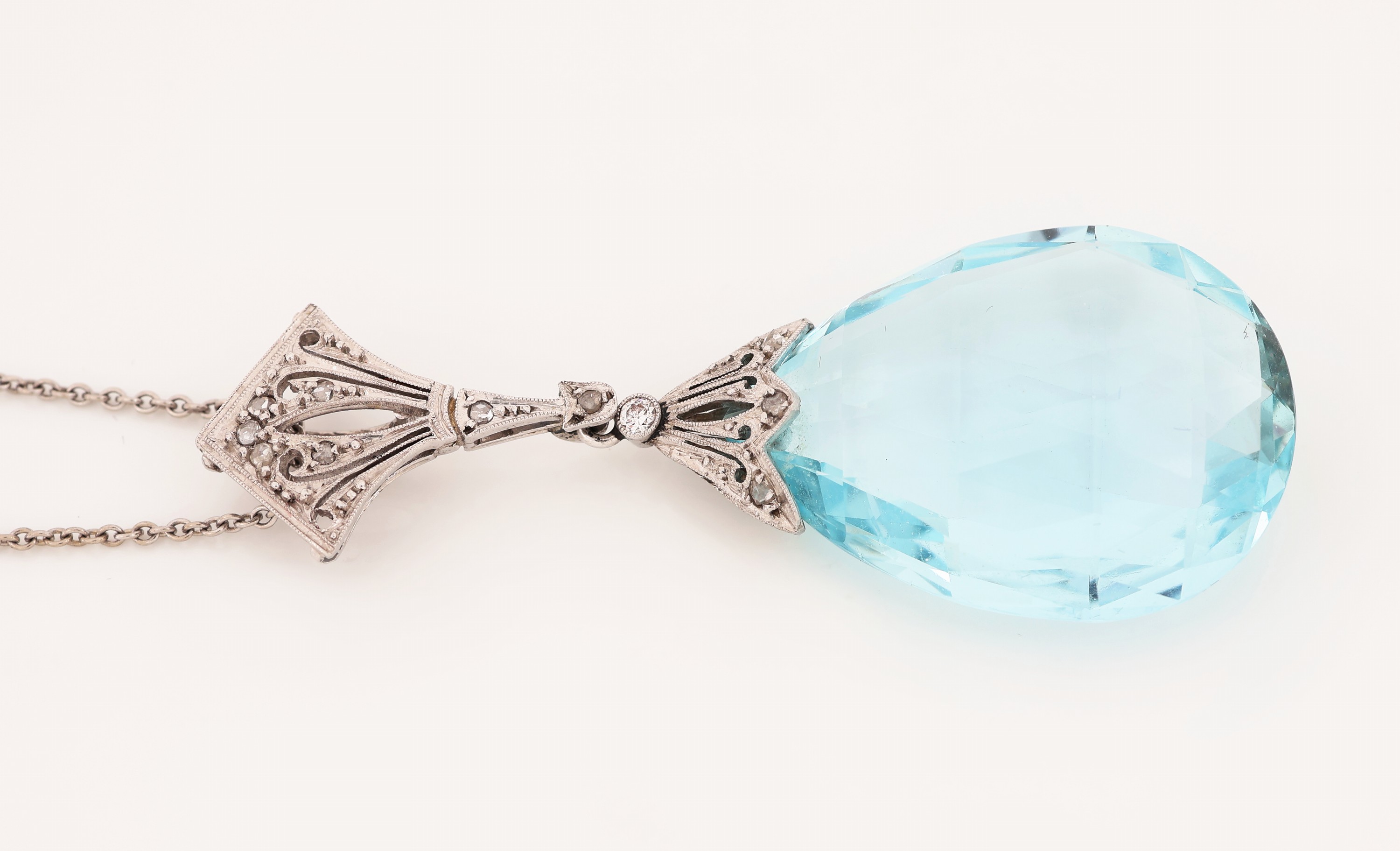 Detail a: Platin Art Deco Aquamarin-Diamant-Anhänger, um1925-30, Pt gepr., bewegl. Abhängung mit Aquamarinpampel ca. 32.00 ct, 1 Altschliffdiamant und 10 ...