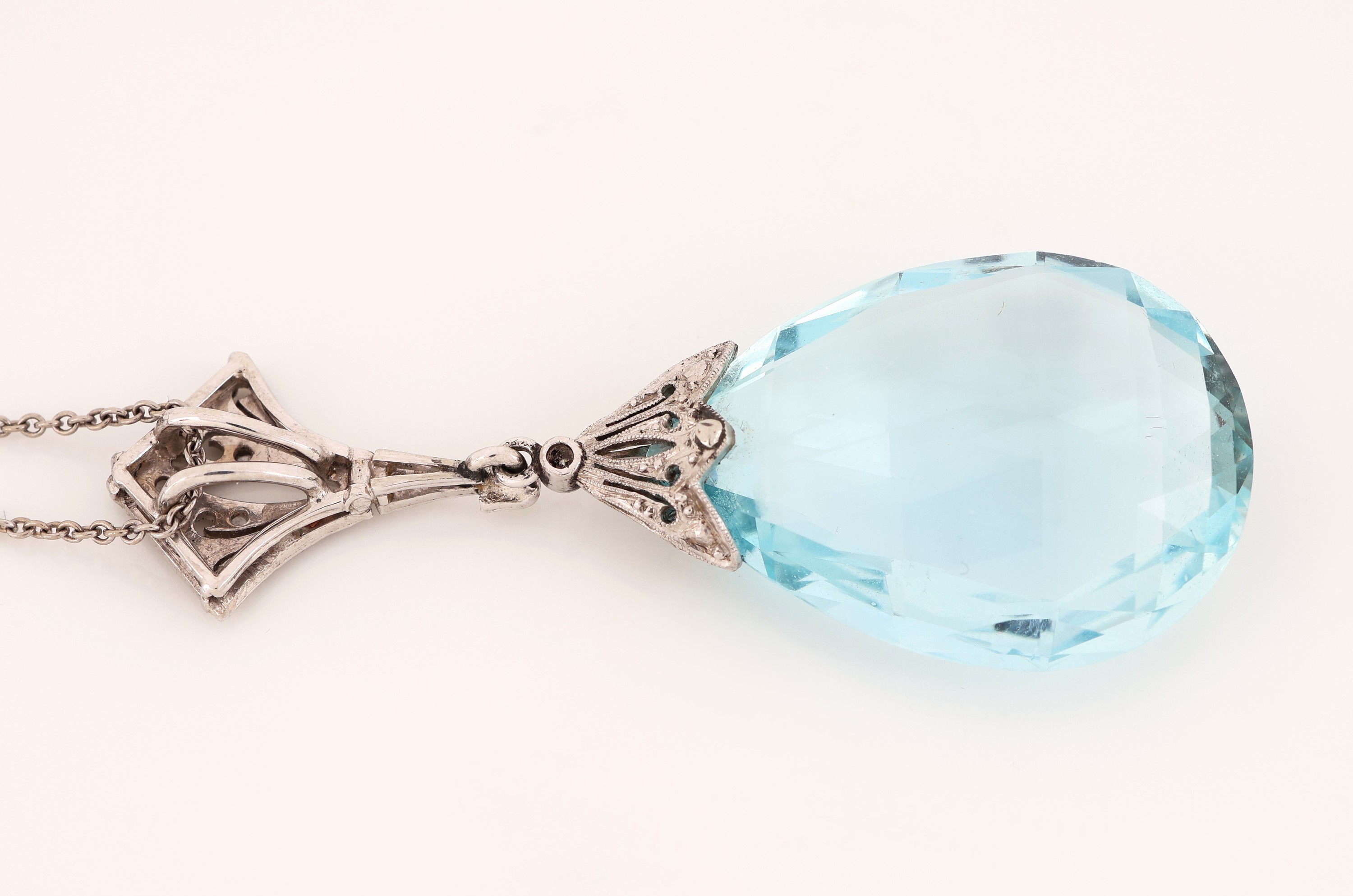 Detail b: Platin Art Deco Aquamarin-Diamant-Anhänger, um1925-30, Pt gepr., bewegl. Abhängung mit Aquamarinpampel ca. 32.00 ct, 1 Altschliffdiamant und 10 ...