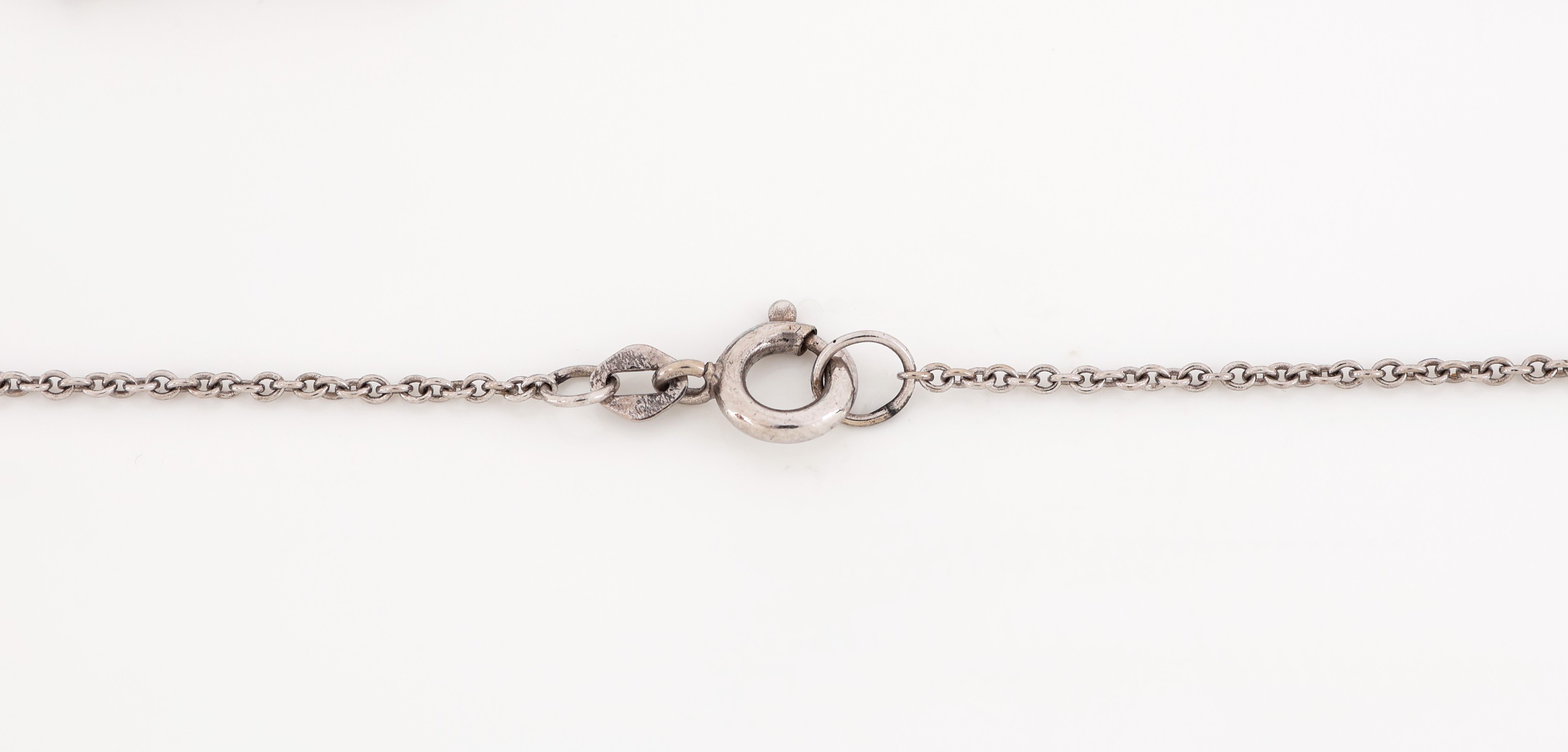 Detail c: Platin Art Deco Aquamarin-Diamant-Anhänger, um1925-30, Pt gepr., bewegl. Abhängung mit Aquamarinpampel ca. 32.00 ct, 1 Altschliffdiamant und 10 ...