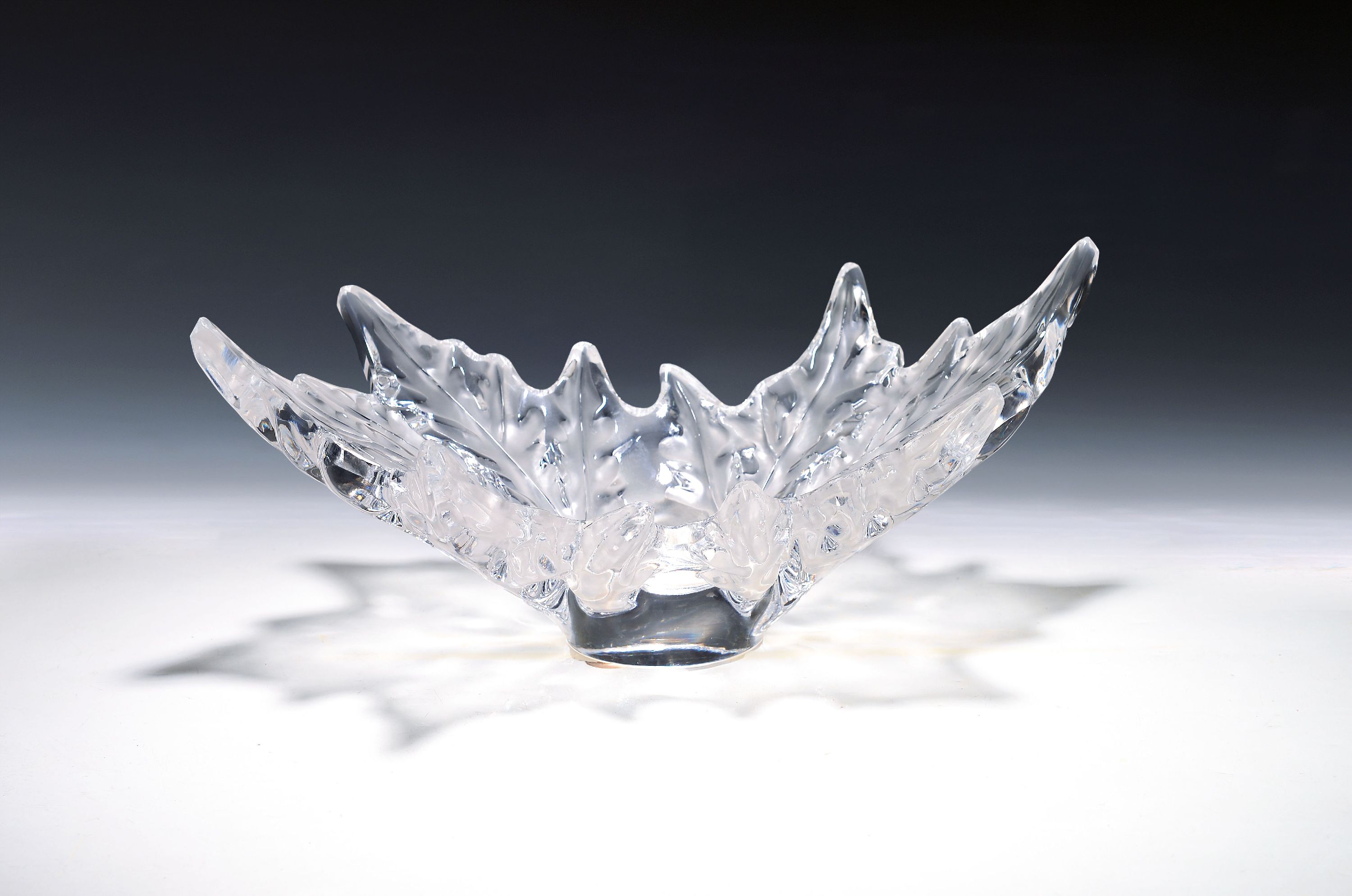 Image 27135165 - Große Blattschale, Lalique, France, 2. Hälfte 20. Jh., z.T. mattiert, signiert, 19 x ...