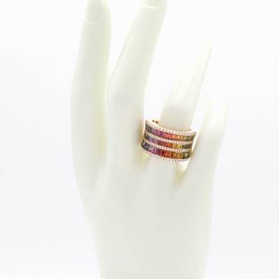 27135105b - Ring mit Saphiren und Brillanten, RG 750/000, 3-rhg. Optik, l. konkaver Ringkopf bes. m. ...