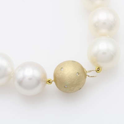 27135128a - Südseeperlcollier mit Diamanten, Kugelschl. GG 585/000 matt. u. bes. m. Diam., 29 ...
