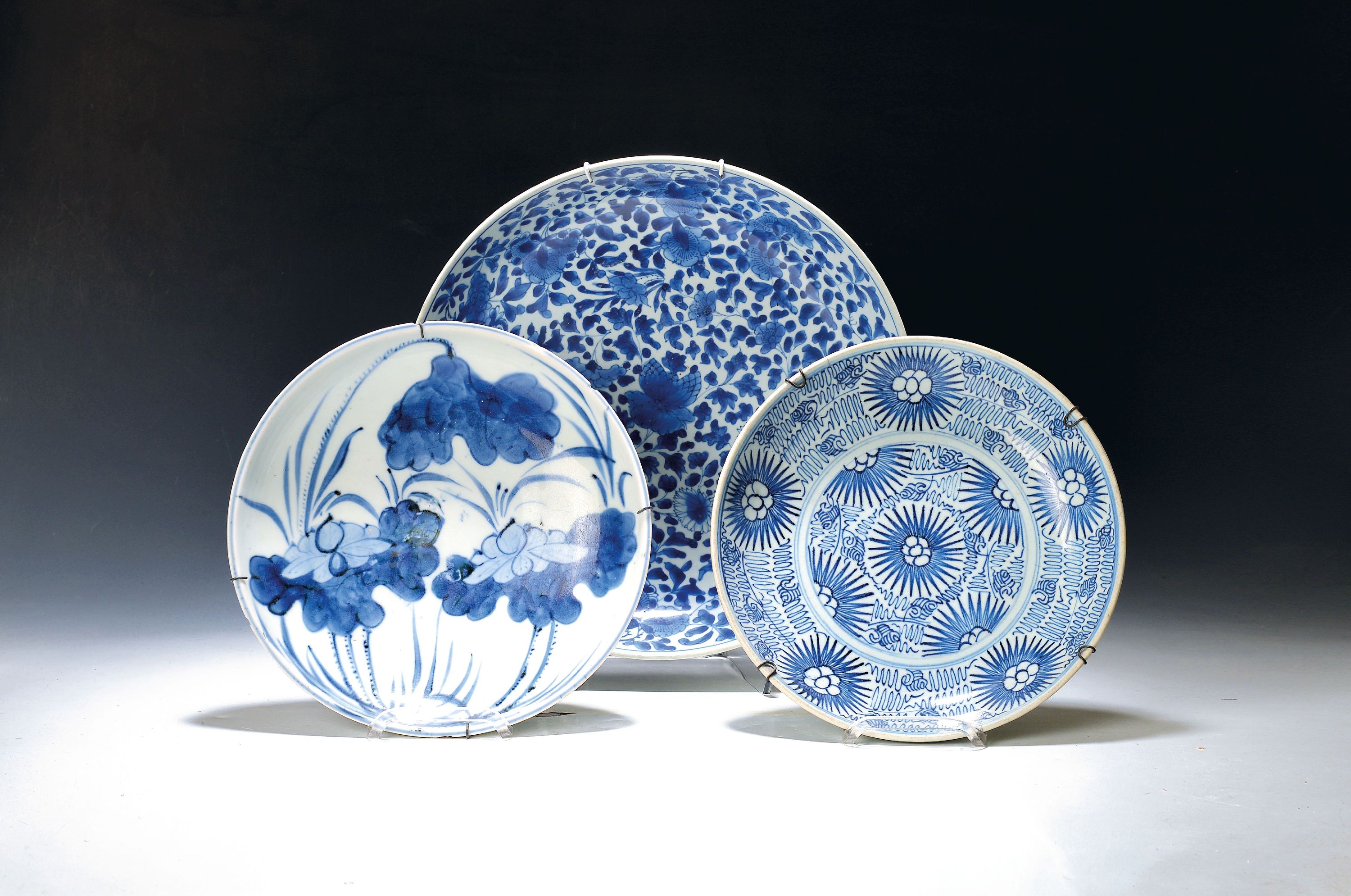 Image 27135578 - Drei große runde Schalen, China und Japan, 18. Jh., eine Schale mit hundert Blumen ...