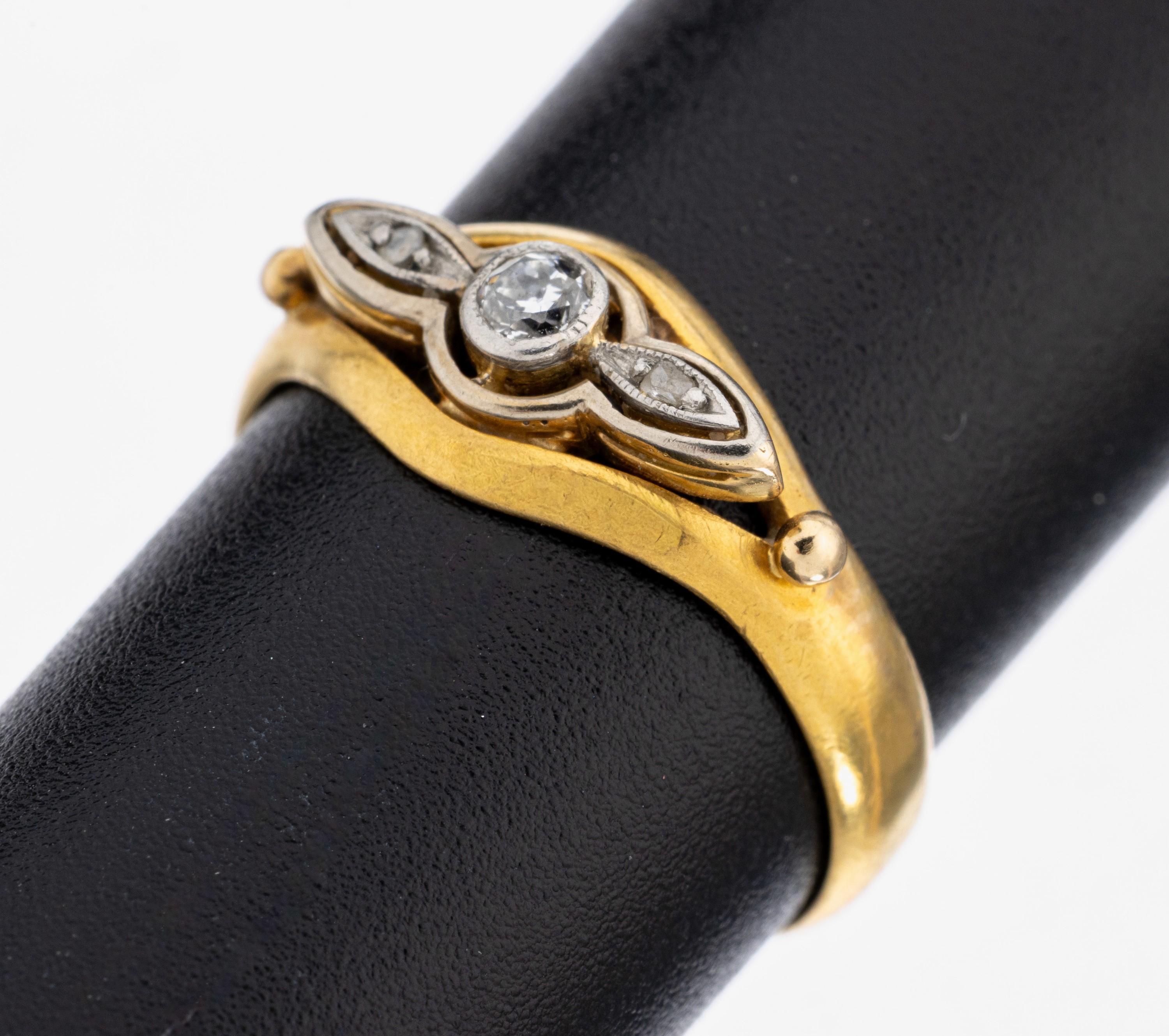 Image 27136247 - 21.6 kt Gold Diamant-Ring, 1930er Jahre, GG900/000, Altschliffdiamant und 2 ...