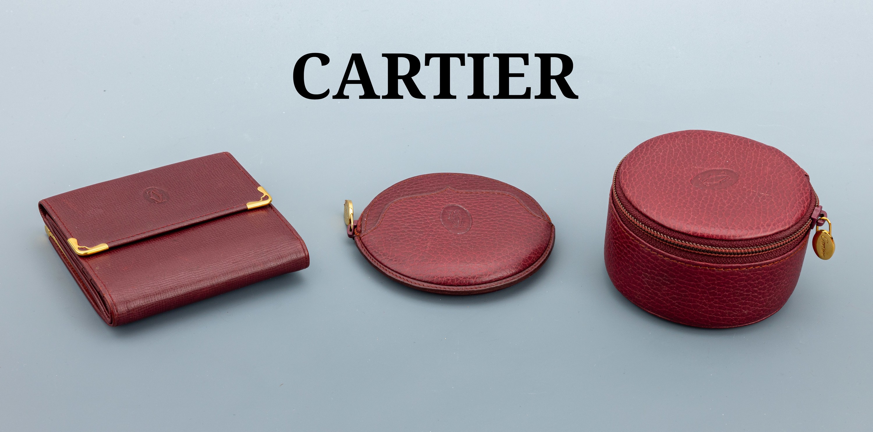Image 27136265 - Konvolut 3 CARTIER Leder-Accessoires, bordeauxrotes Leder, 1 x rundes Etui, Hauptfach ...