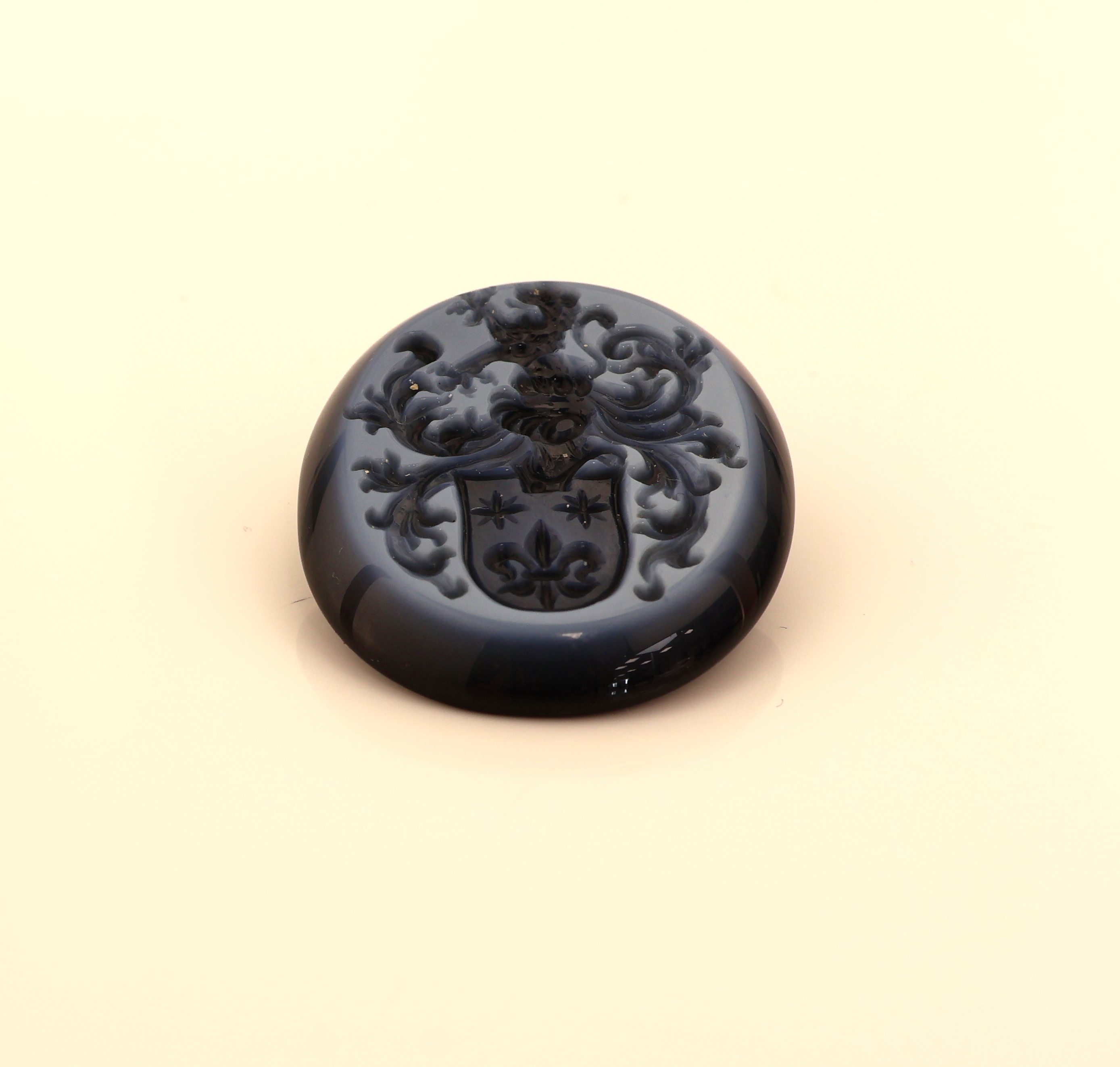 Image 27136295 - Loser Lagenachat, oval, Intaglio, Darstellung eines Familienwappens, Siegelabdruck anbei