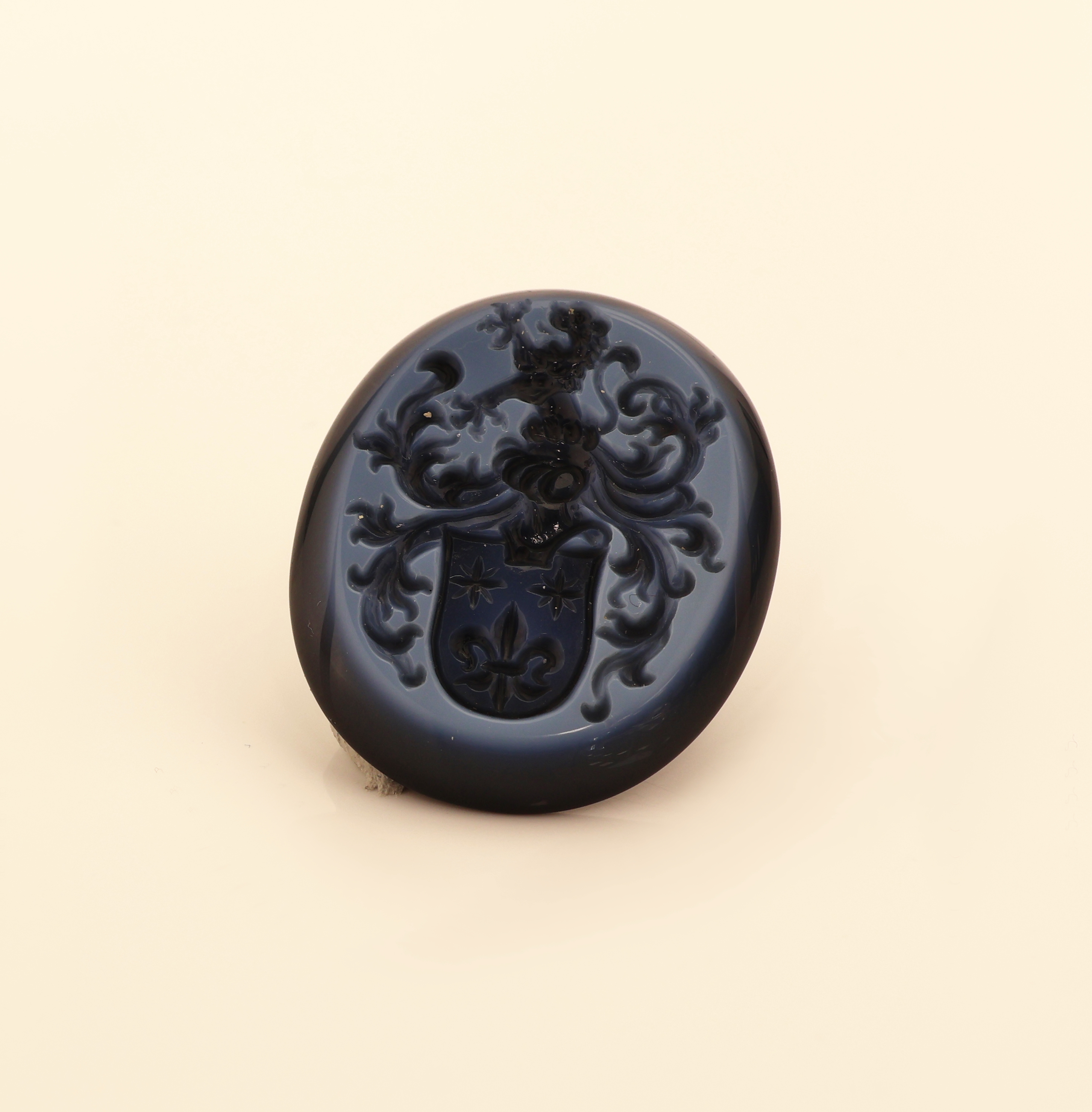 Detail a: Loser Lagenachat, oval, Intaglio, Darstellung eines Familienwappens, Siegelabdruck anbei