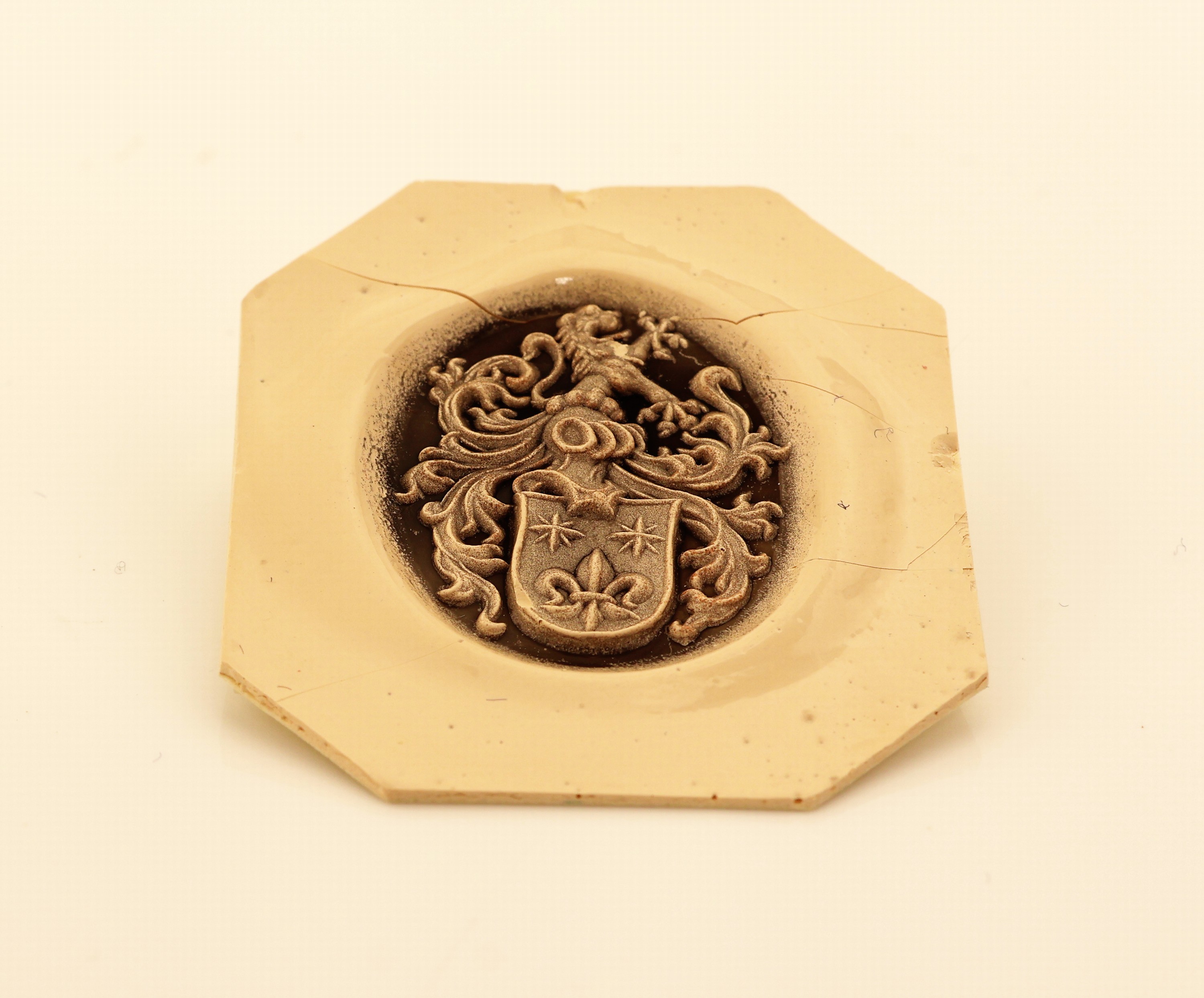 Detail b: Loser Lagenachat, oval, Intaglio, Darstellung eines Familienwappens, Siegelabdruck anbei