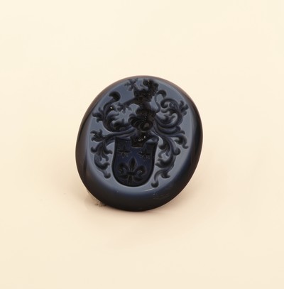 27136295a - Loser Lagenachat, oval, Intaglio, Darstellung eines Familienwappens, Siegelabdruck anbei