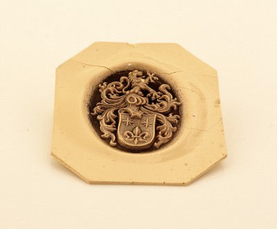 27136295b - Loser Lagenachat, oval, Intaglio, Darstellung eines Familienwappens, Siegelabdruck anbei