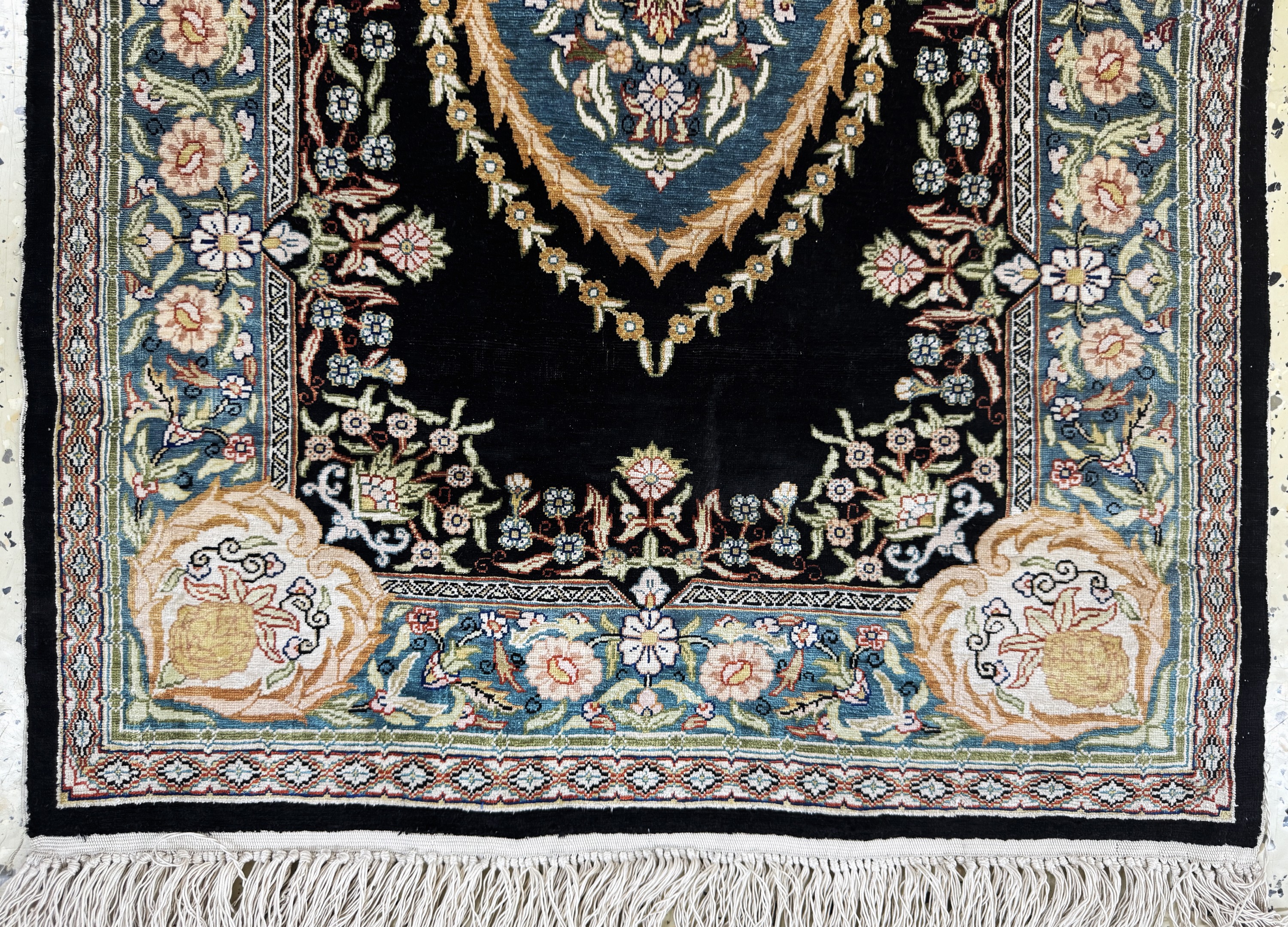 Detail b: Hereke Seide signiert, Türkei, Ende 20.Jhd,reine Naturseide, ca. 88 x 60 cm, EHZ:(nahezu neuwertig)