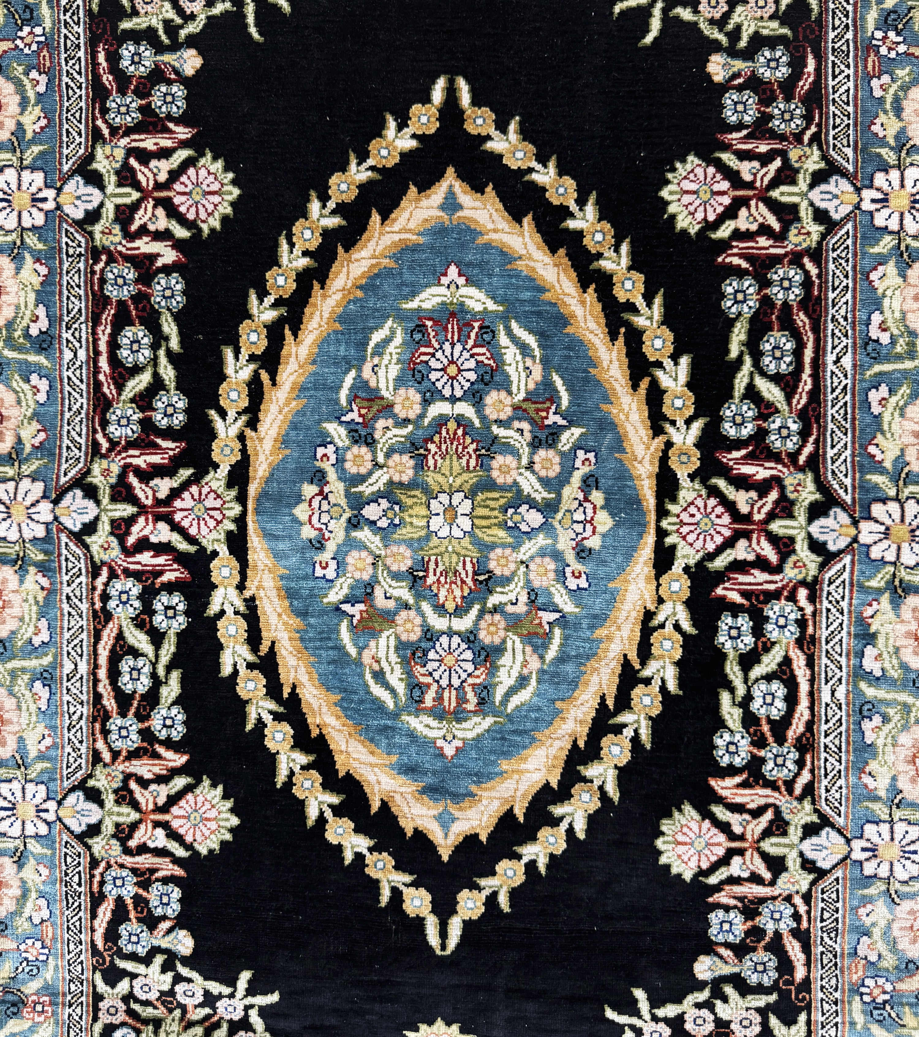 Detail c: Hereke Seide signiert, Türkei, Ende 20.Jhd,reine Naturseide, ca. 88 x 60 cm, EHZ:(nahezu neuwertig)